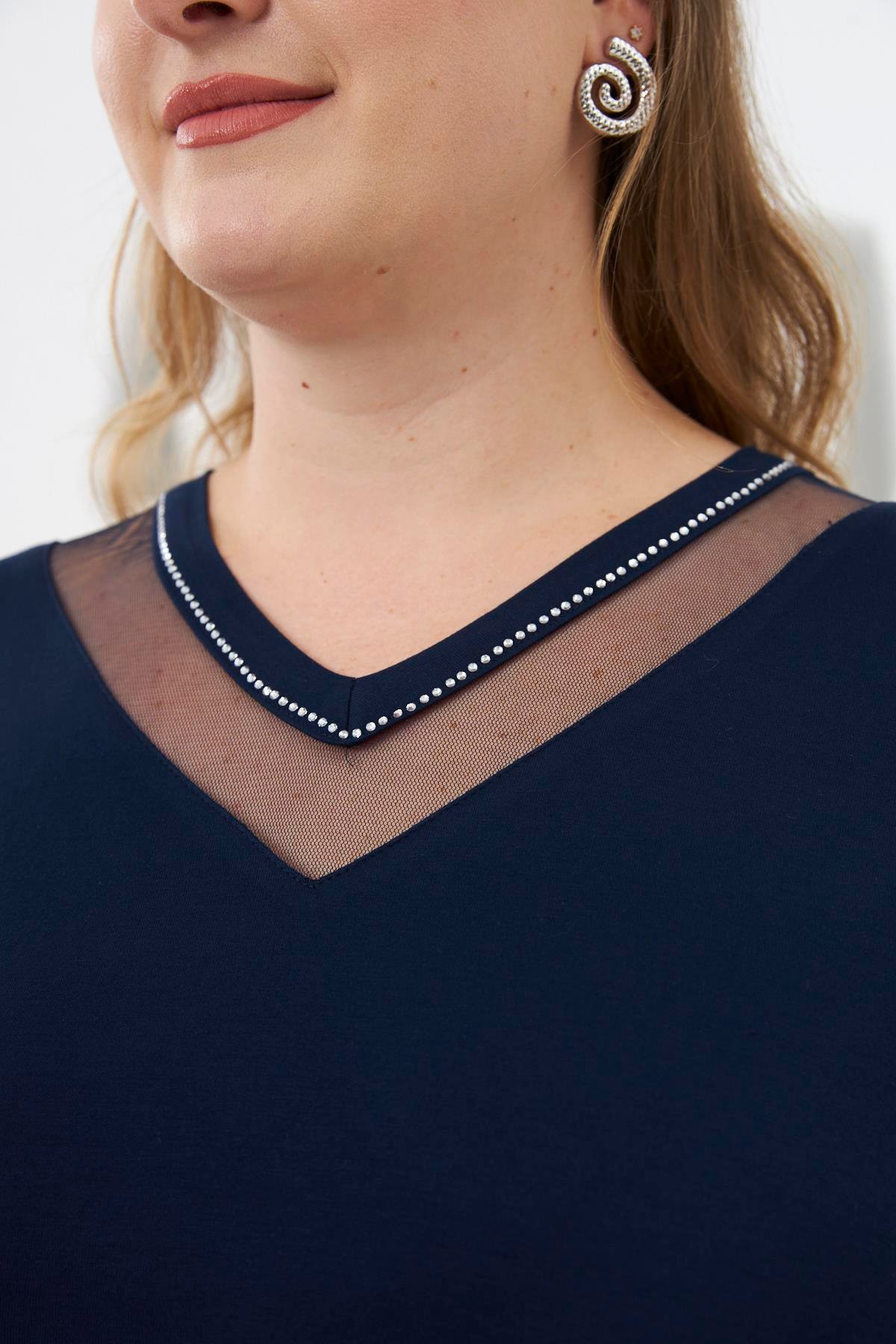 Yaka Tül Ve Taş Detaylı Büyük Beden Tişört Lacivert