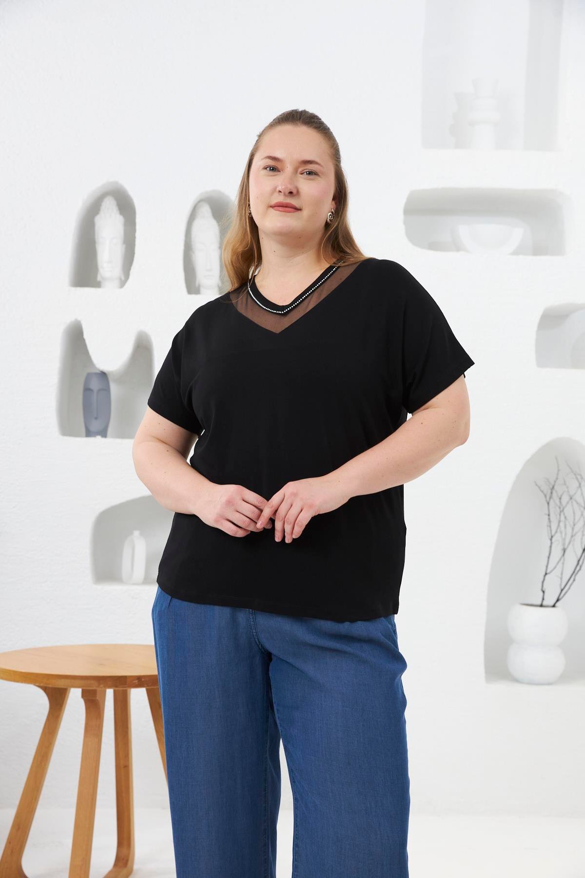 Yaka Tül Ve Taş Detaylı Büyük Beden Tişört Siyah