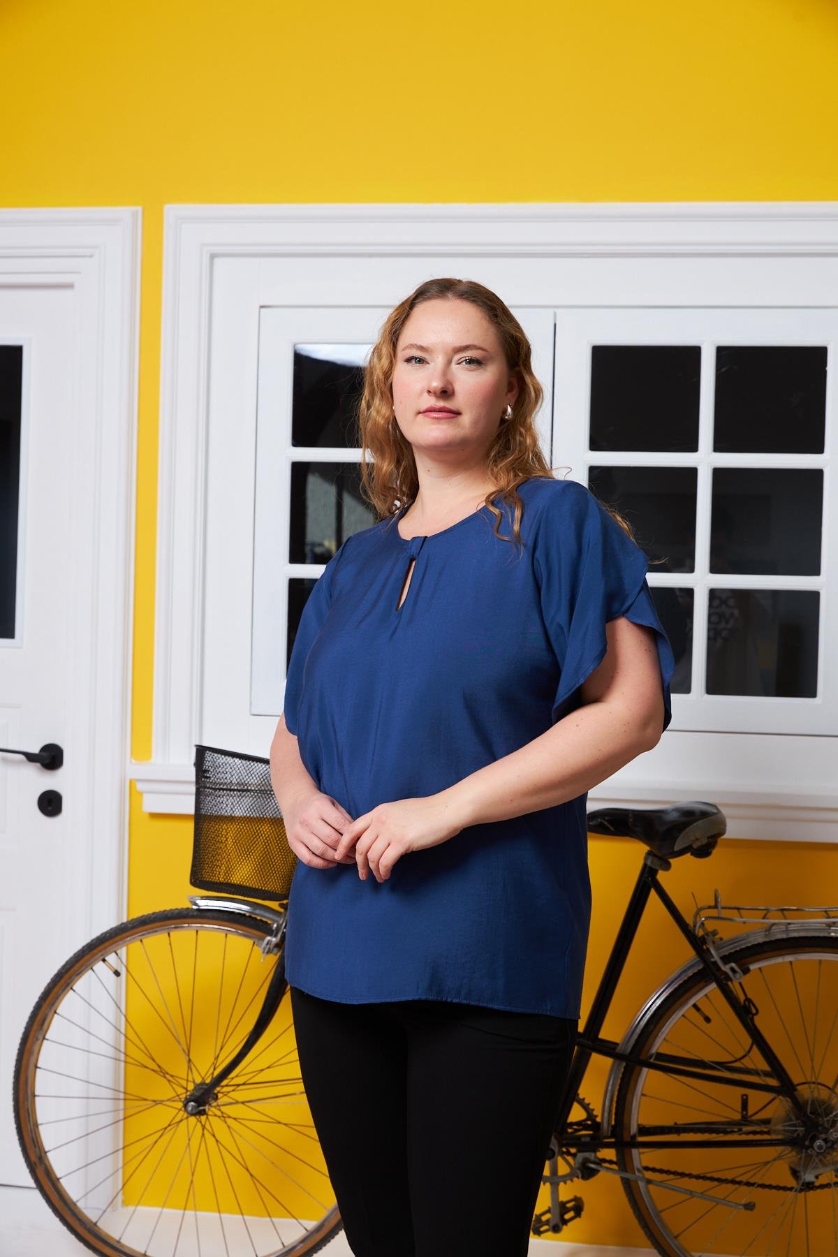 Yaka ve Kol Detaylı Büyük Beden Bluz Lacivert