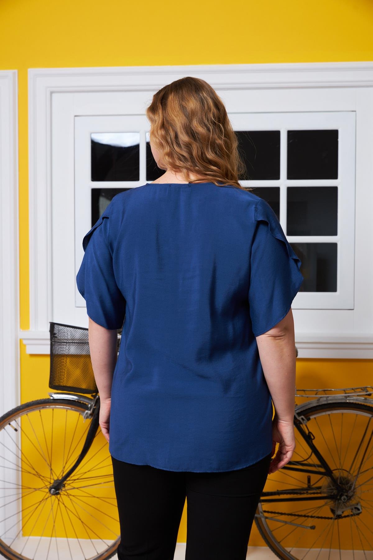 Yaka ve Kol Detaylı Büyük Beden Bluz Lacivert