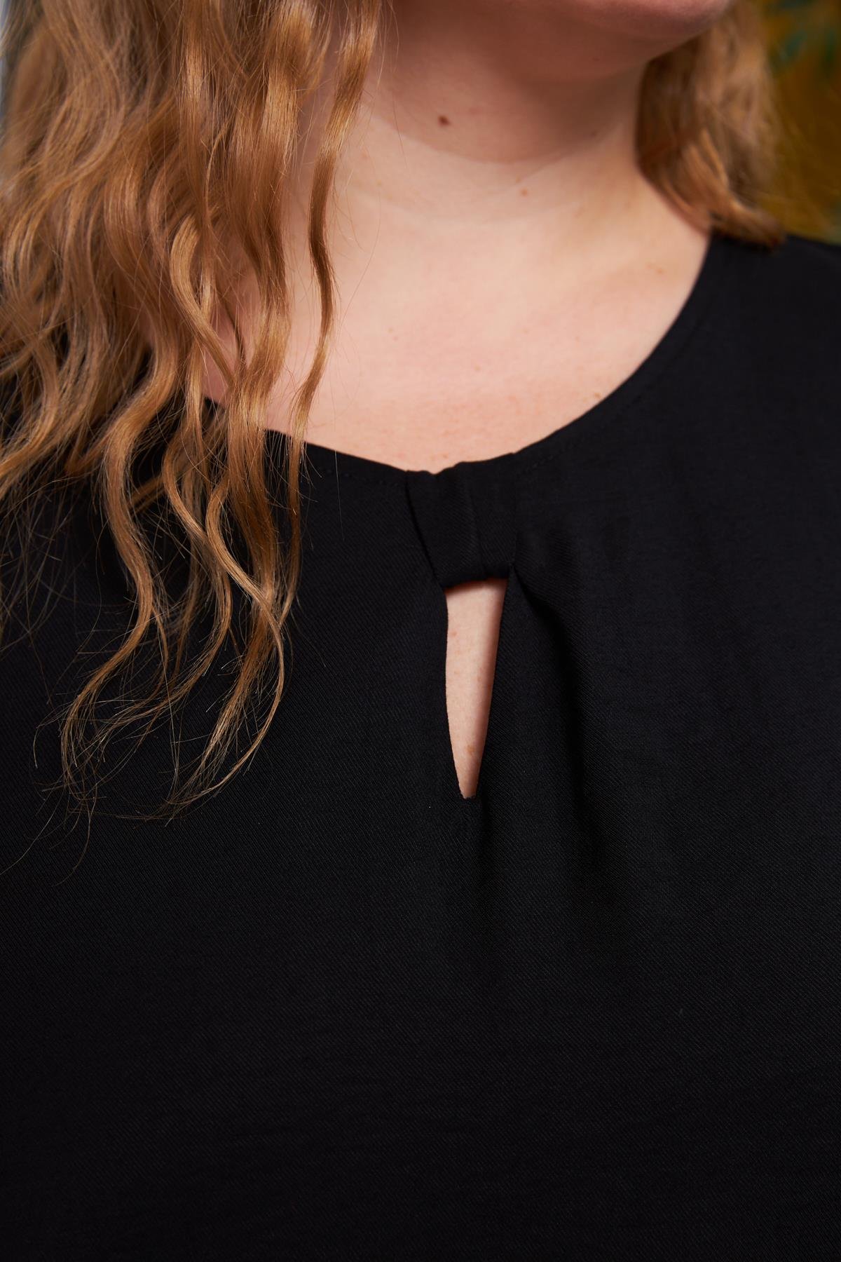 Yaka ve Kol Detaylı Büyük Beden Bluz Siyah