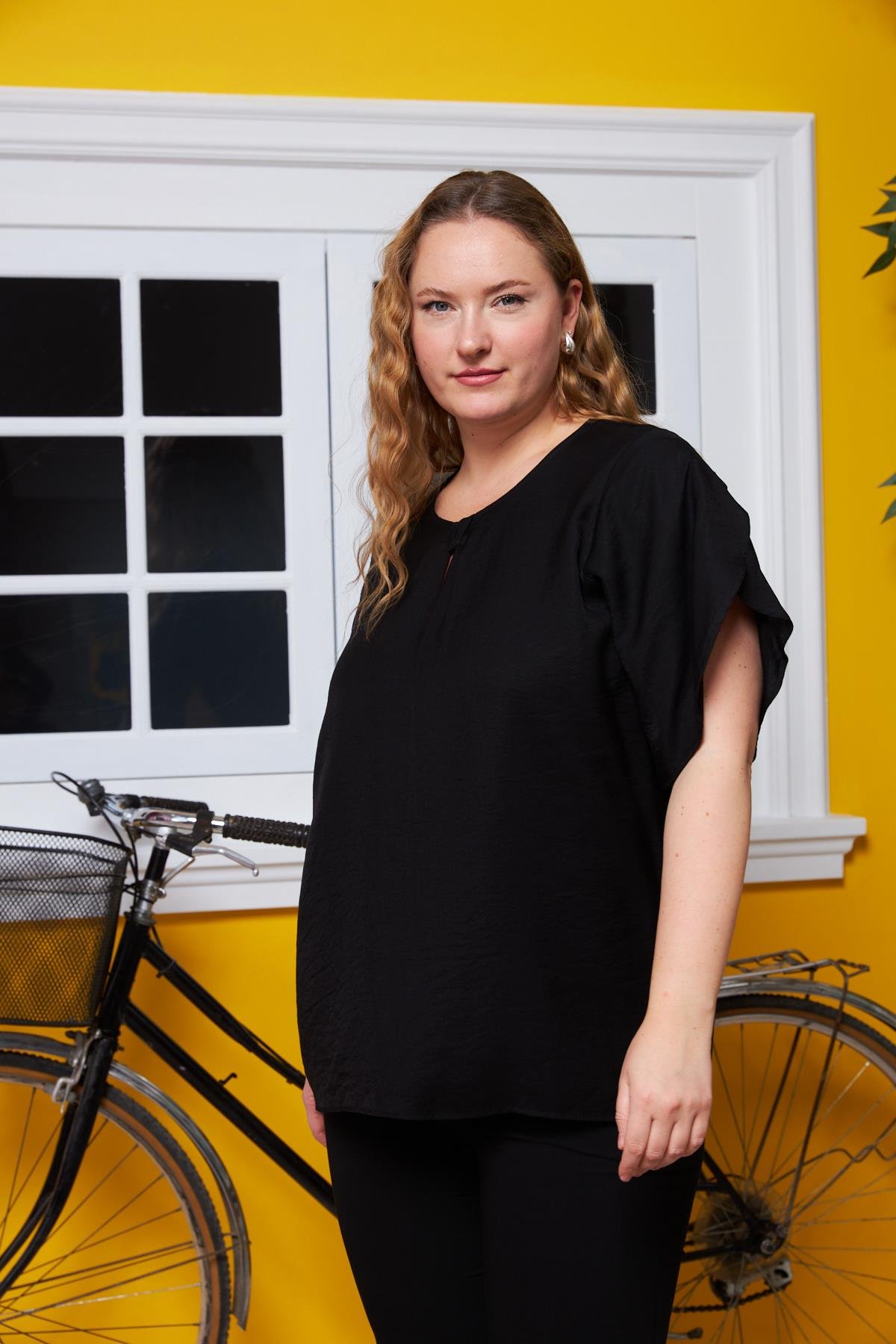 Yaka ve Kol Detaylı Büyük Beden Bluz Siyah