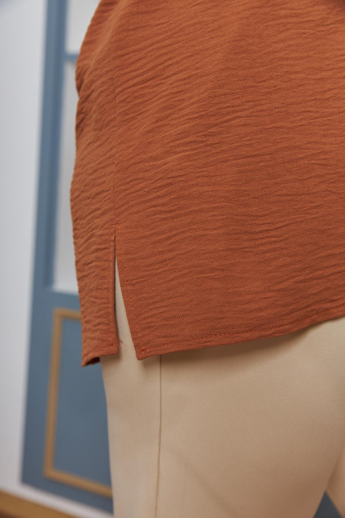 Yaka ve Kol Detaylı Yırtmaçlı Büyük Beden Bluz Camel