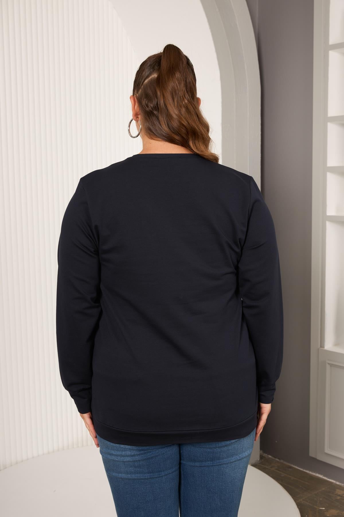 Yaka Zincir Detaylı Büyük Beden Sweatshirt Lacivert