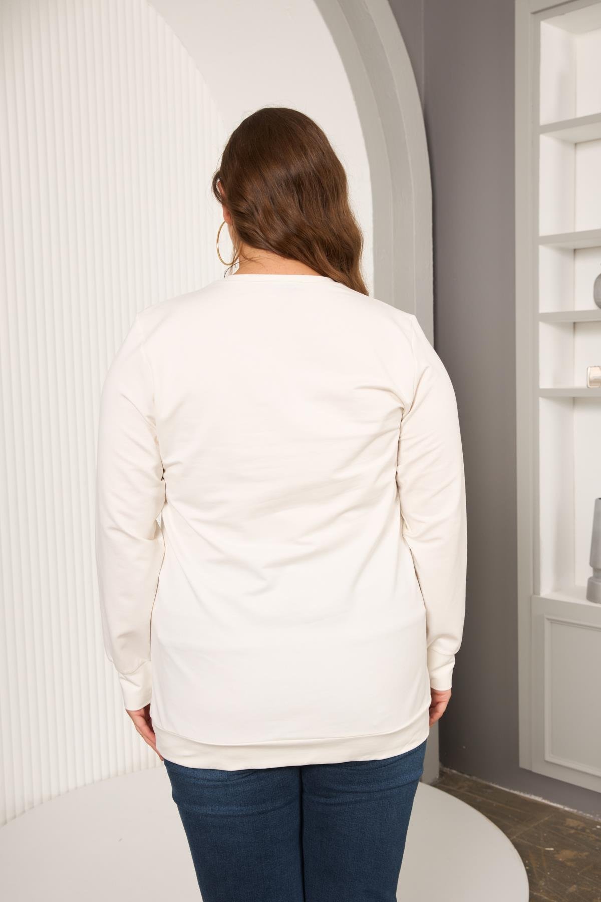 Yaka Zincir Detaylı Büyük Beden Sweatshirt Ekru
