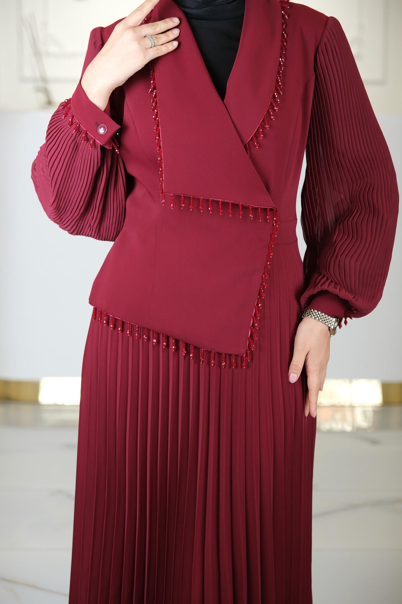 BONCUK DETAYLI PLİSELİ UZUN ELBİSE bordo