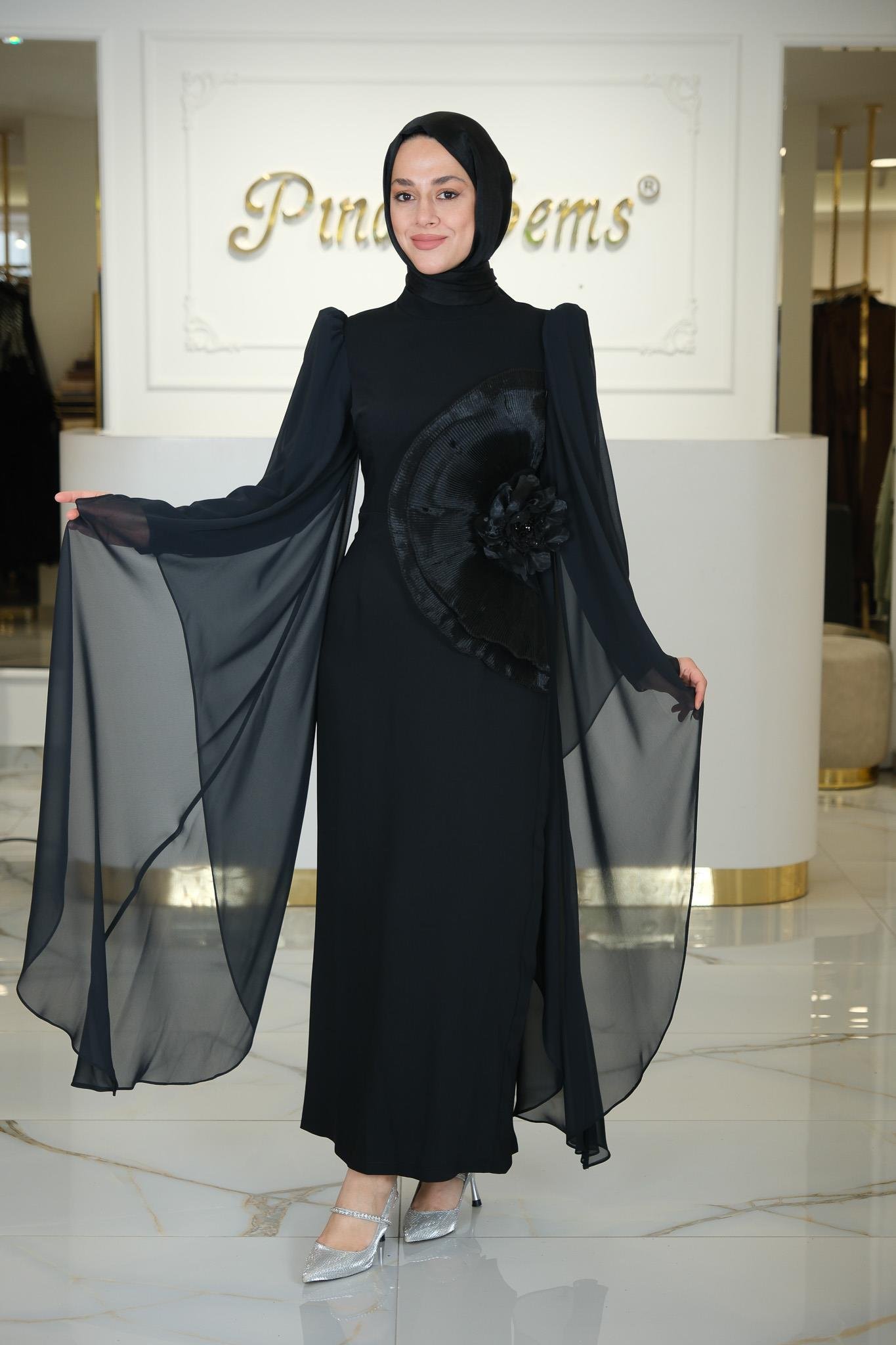 KOLLARI PELERİNLİ ELBİSE