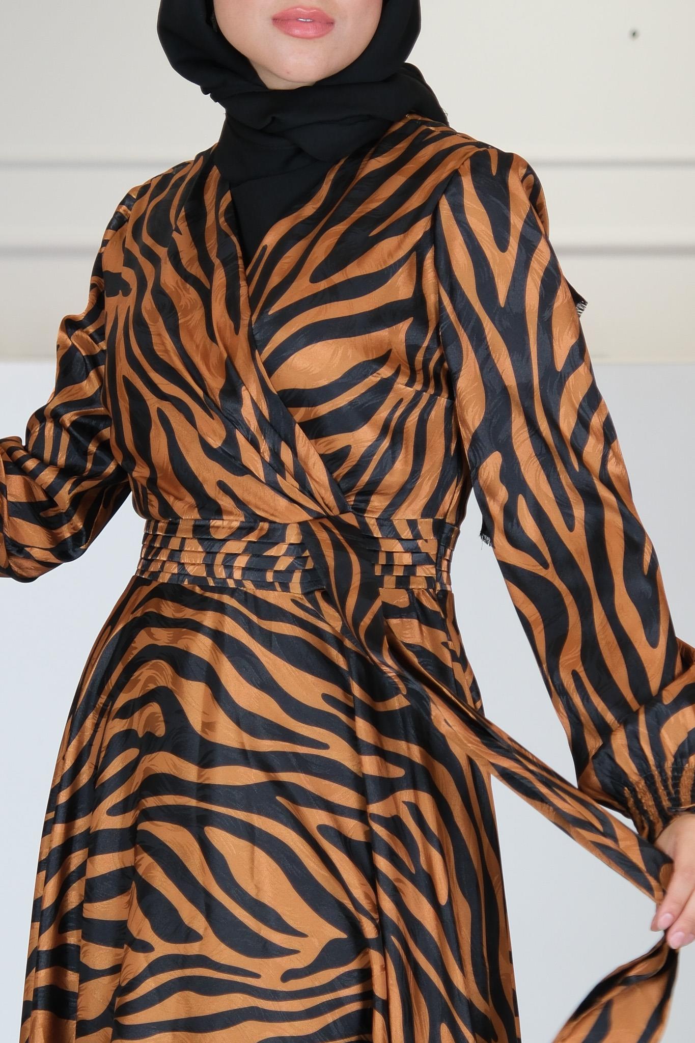 VOLANLI UZUN ZEBRA DESEN ELBİSE TARÇIN