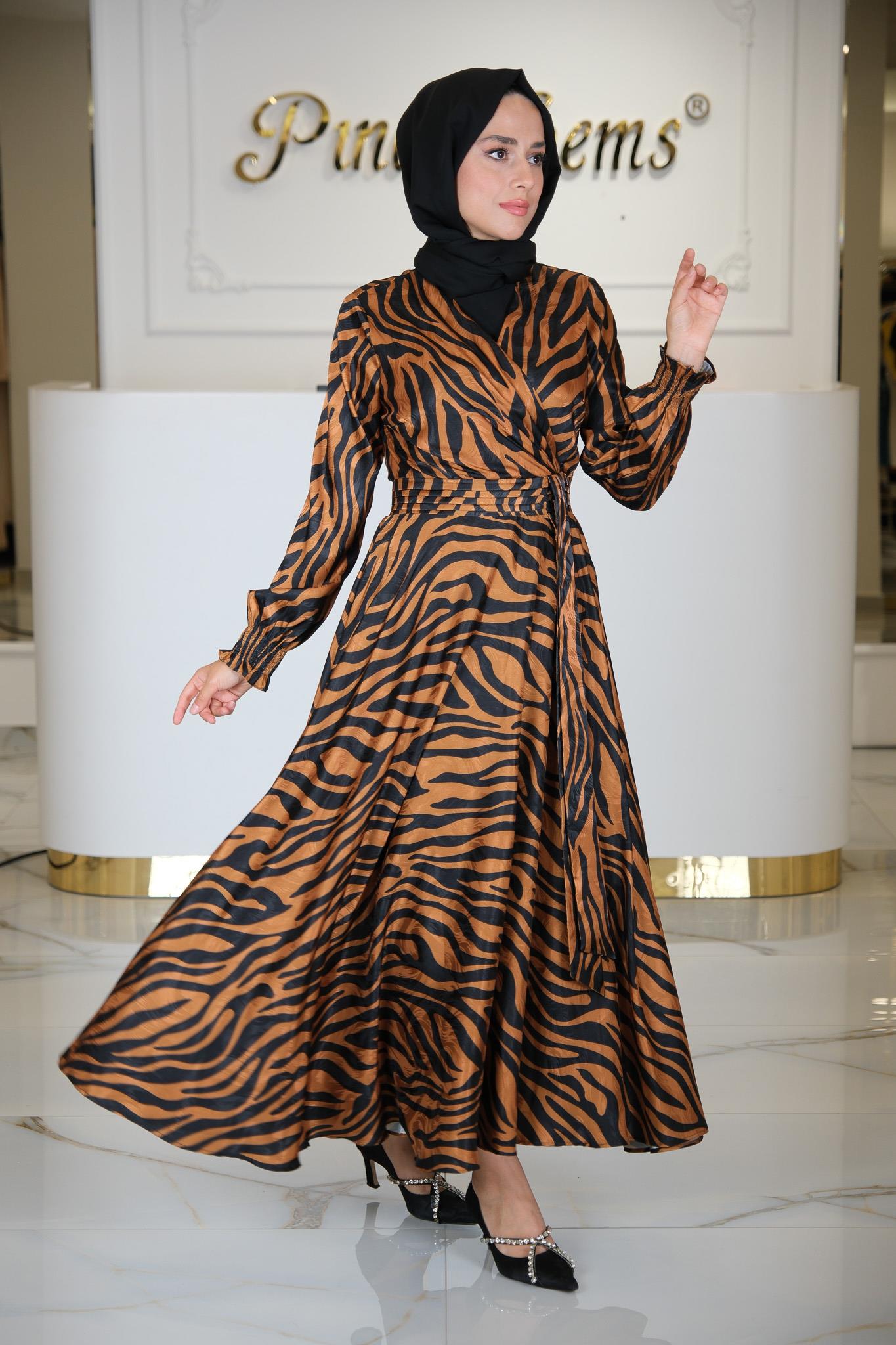 VOLANLI UZUN ZEBRA DESEN ELBİSE TARÇIN