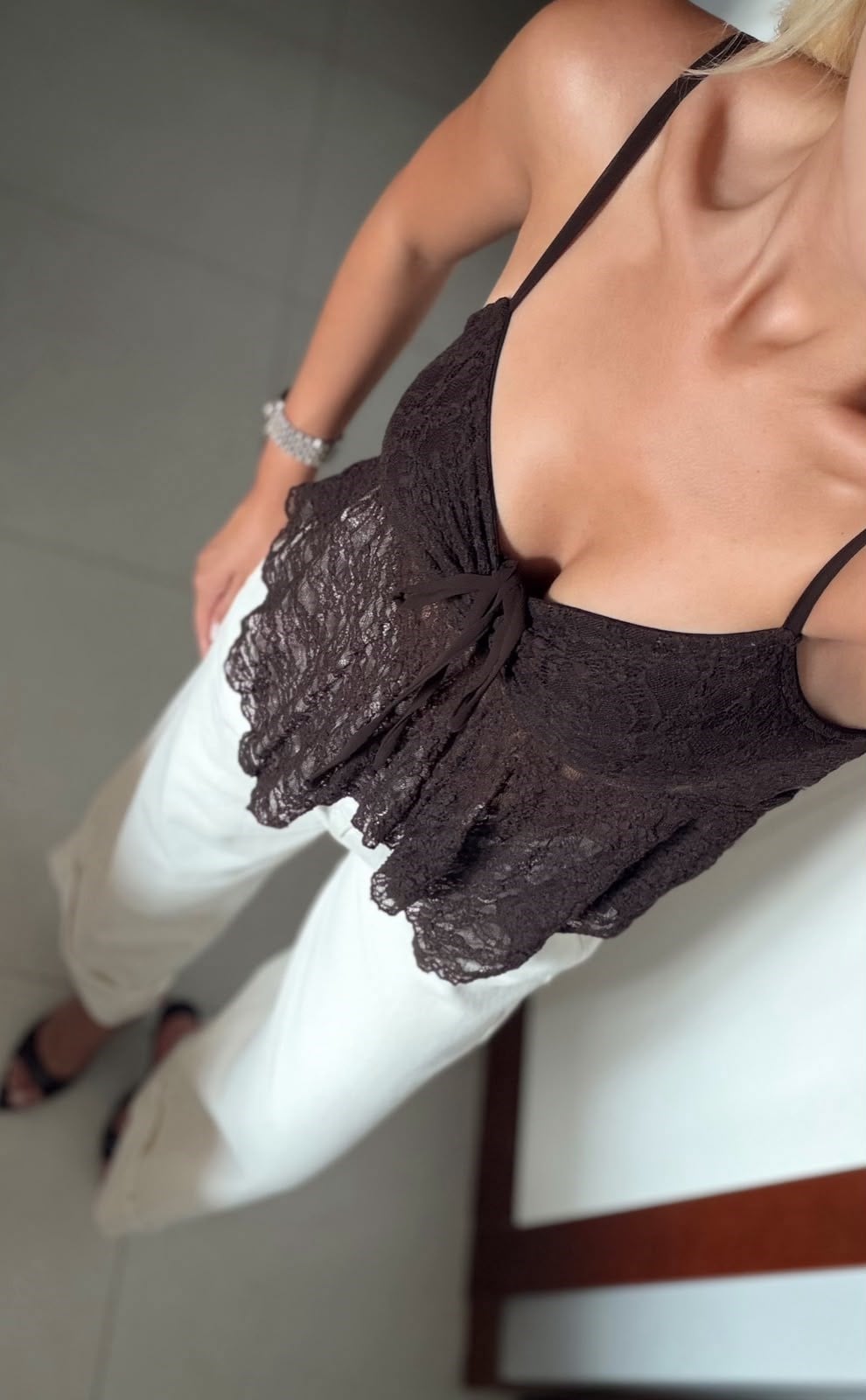 KAHVE DANTEL DETAYLI ASKILI ÖNÜ İPLİ BLUZ