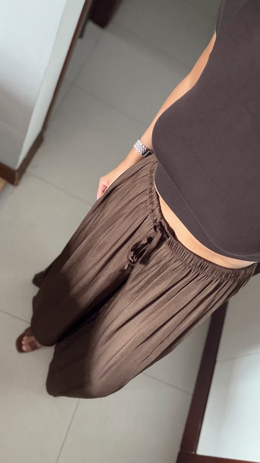 KAHVE SATEN BELDEN LASTİKLİ DÖKÜMLÜ PANTOLON