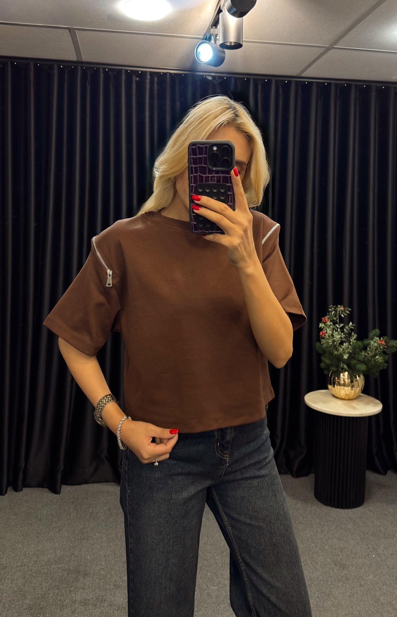 KOLLARI FERMUARLI BASİC TSHİRT KAHVE