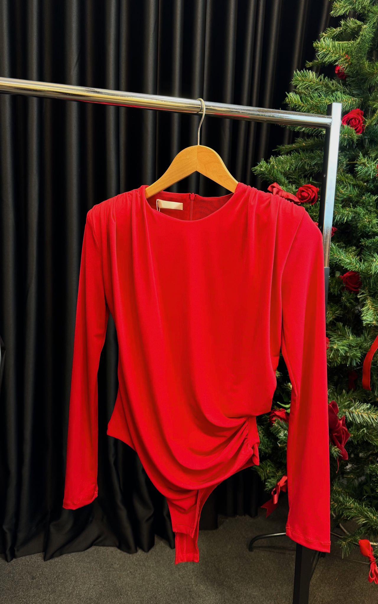 MARKA MODEL VATKALI DRAPE DETAYLI BODYSUİT KIRMIZI