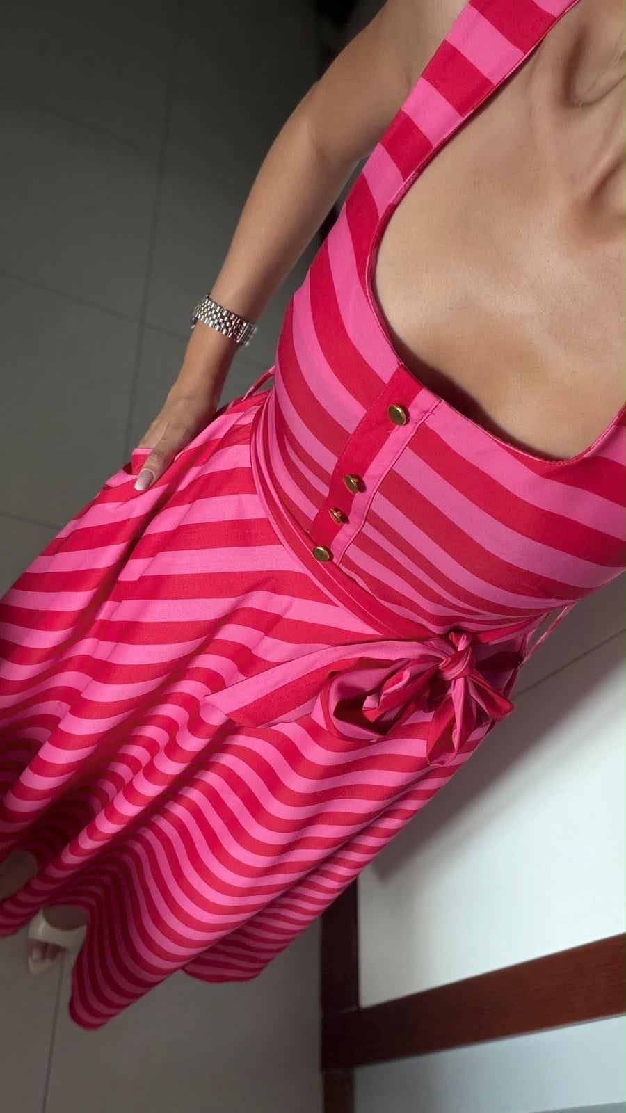 PEMBE ZR MODEL ÇİZGİLİ GOLD DÜĞMELİ KUŞAKLI ELBİSE