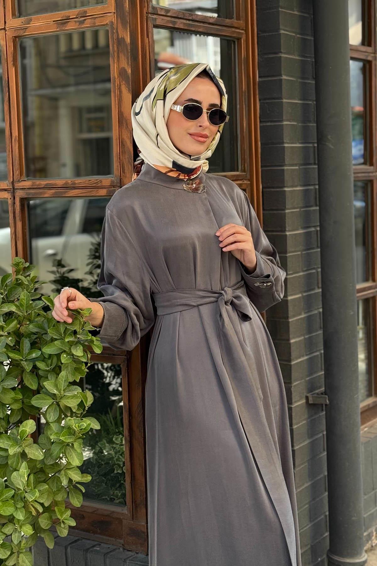 CLANDE Yaka Aksesuarlı İpek Cupro Elbise 2502-5011 Antrasit