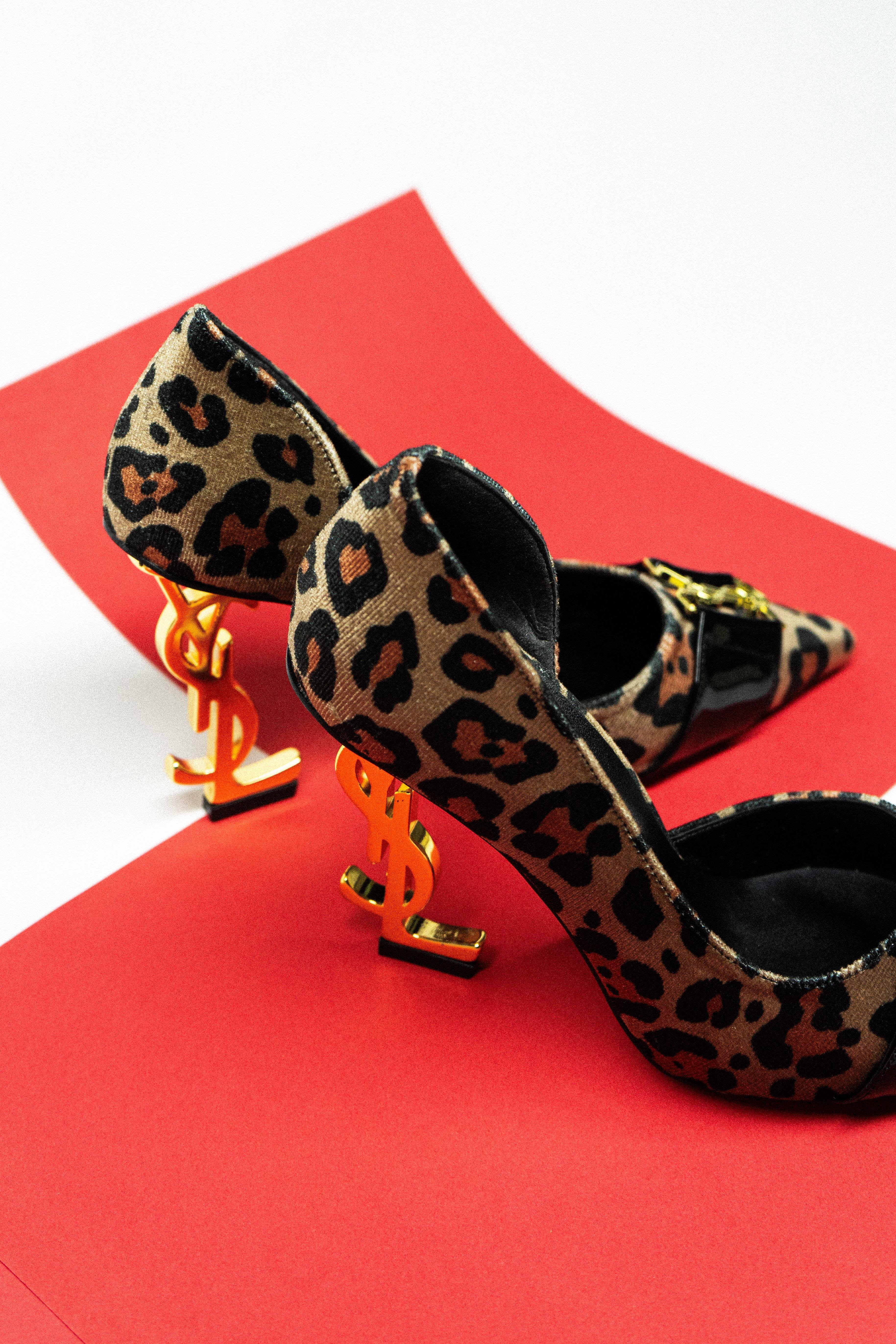 Akali Leopar Yanları ve Arkası Kapalı Gold Aksesuar Detaylı Leopar Saten Kadın Stiletto / Siyah Saten Kadın Topuklu Ayakkabı