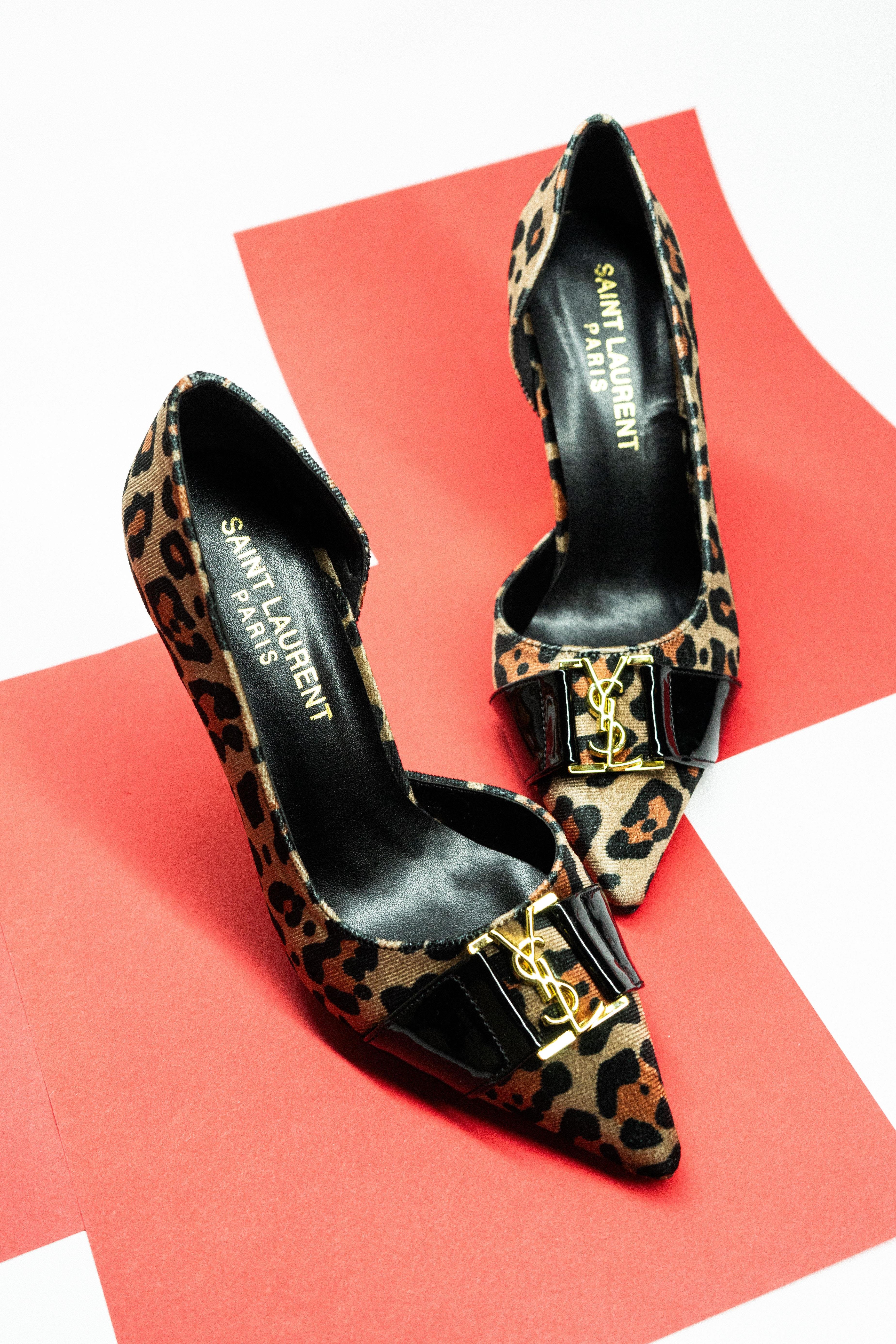 Akali Leopar Yanları ve Arkası Kapalı Gold Aksesuar Detaylı Leopar Saten Kadın Stiletto / Siyah Saten Kadın Topuklu Ayakkabı