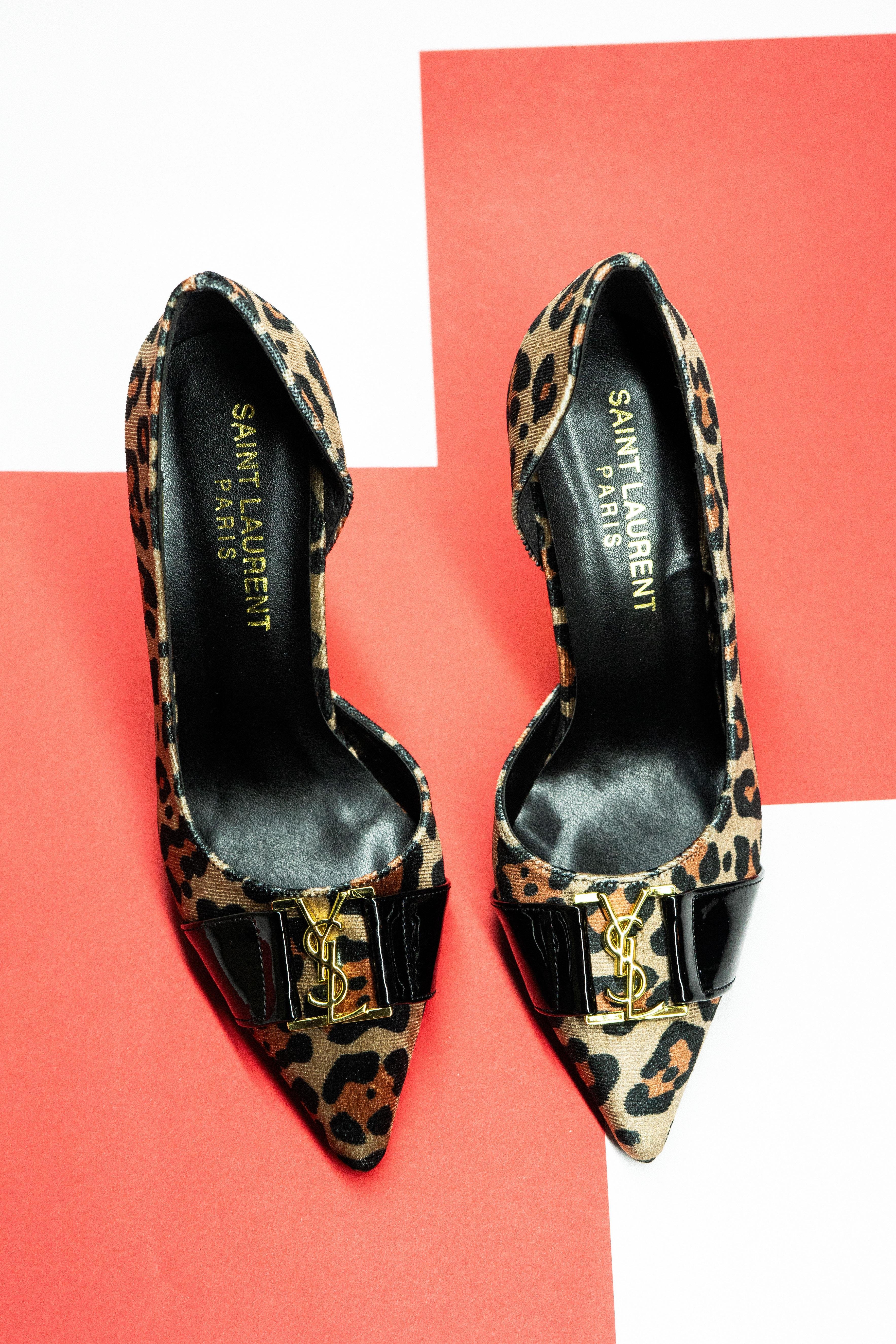 Akali Leopar Yanları ve Arkası Kapalı Gold Aksesuar Detaylı Leopar Saten Kadın Stiletto / Siyah Saten Kadın Topuklu Ayakkabı