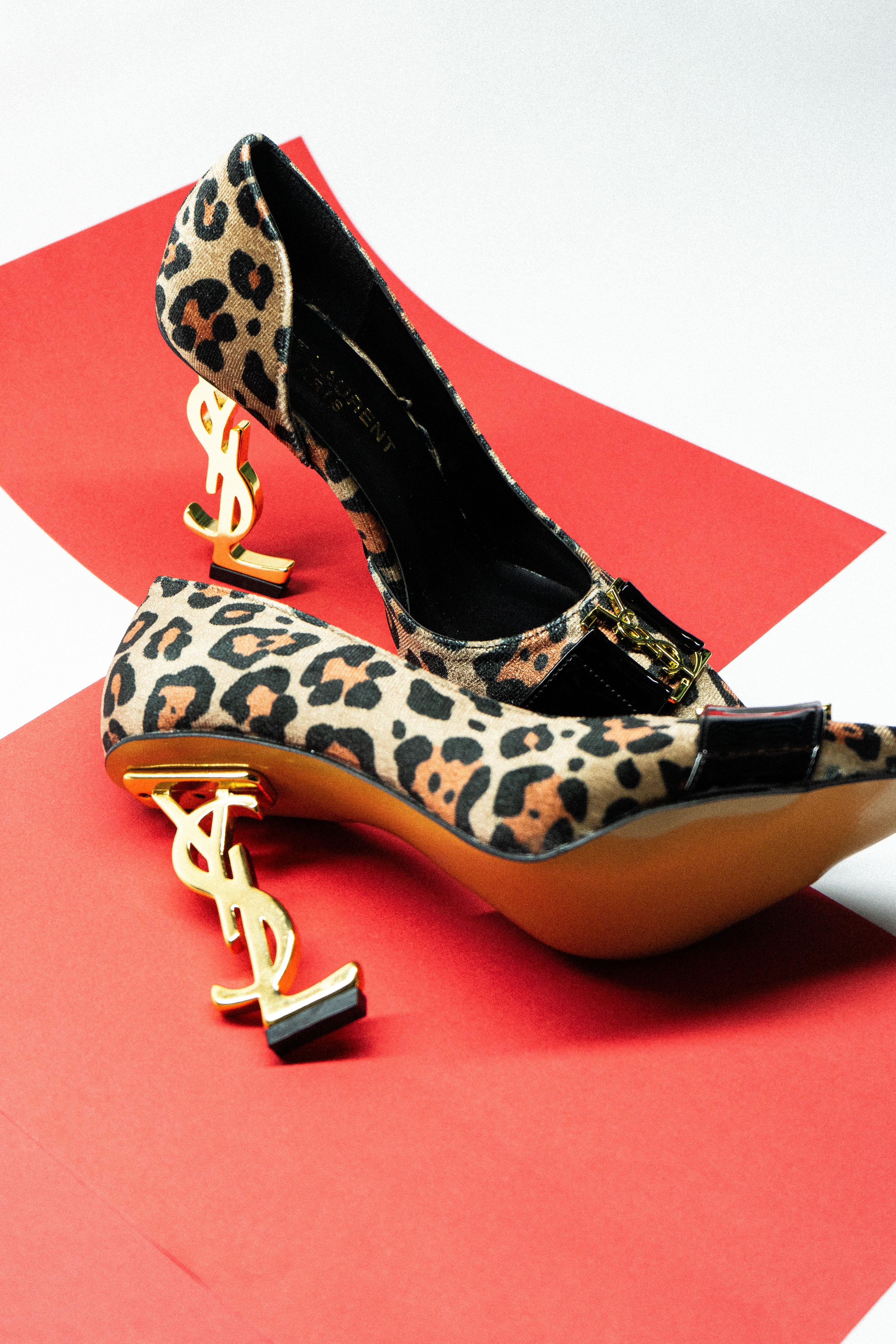 Akali Leopar Yanları ve Arkası Kapalı Gold Aksesuar Detaylı Leopar Saten Kadın Stiletto / Siyah Saten Kadın Topuklu Ayakkabı
