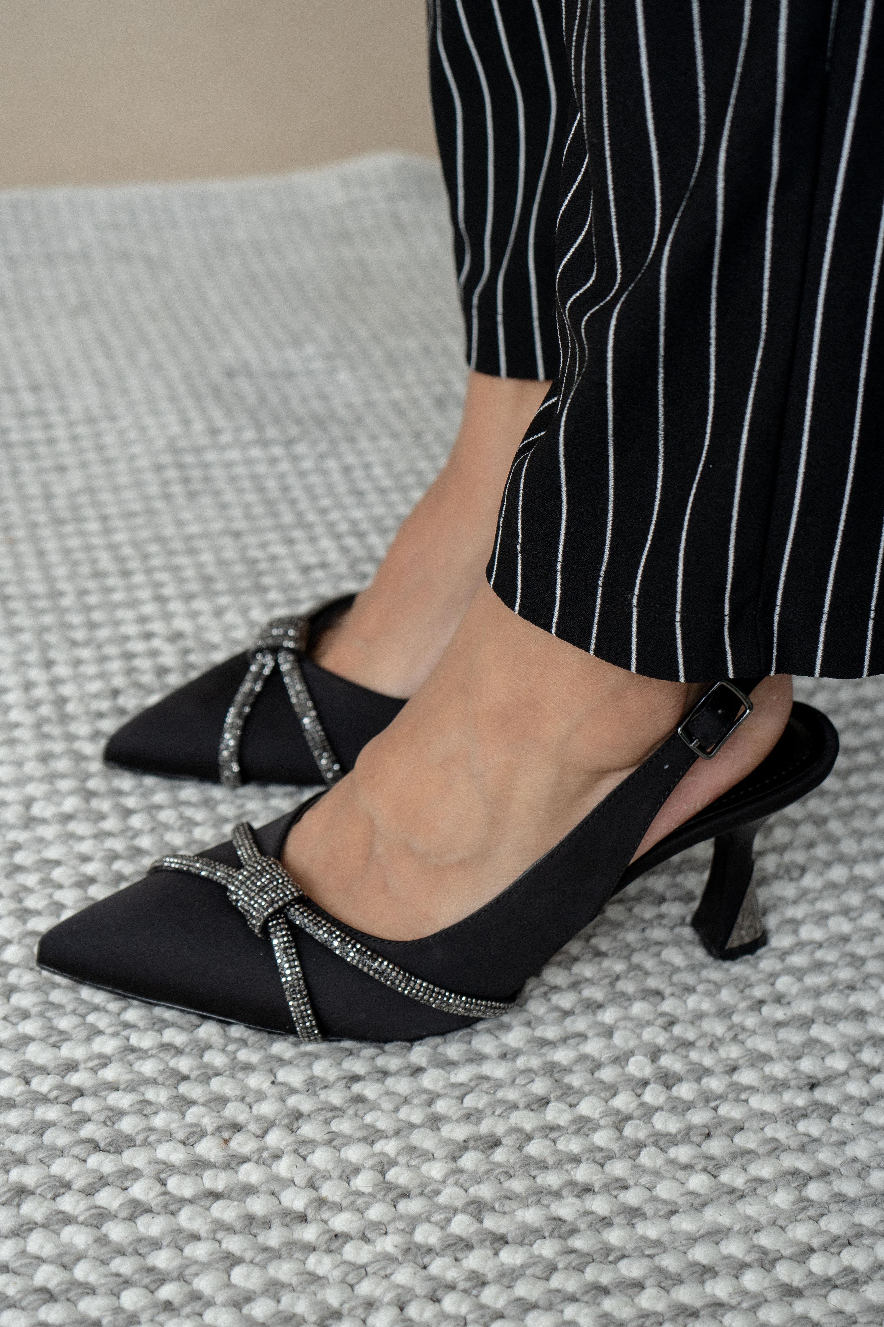 Anka Siyah Saten Gümüş Topuk Detaylı Stiletto
