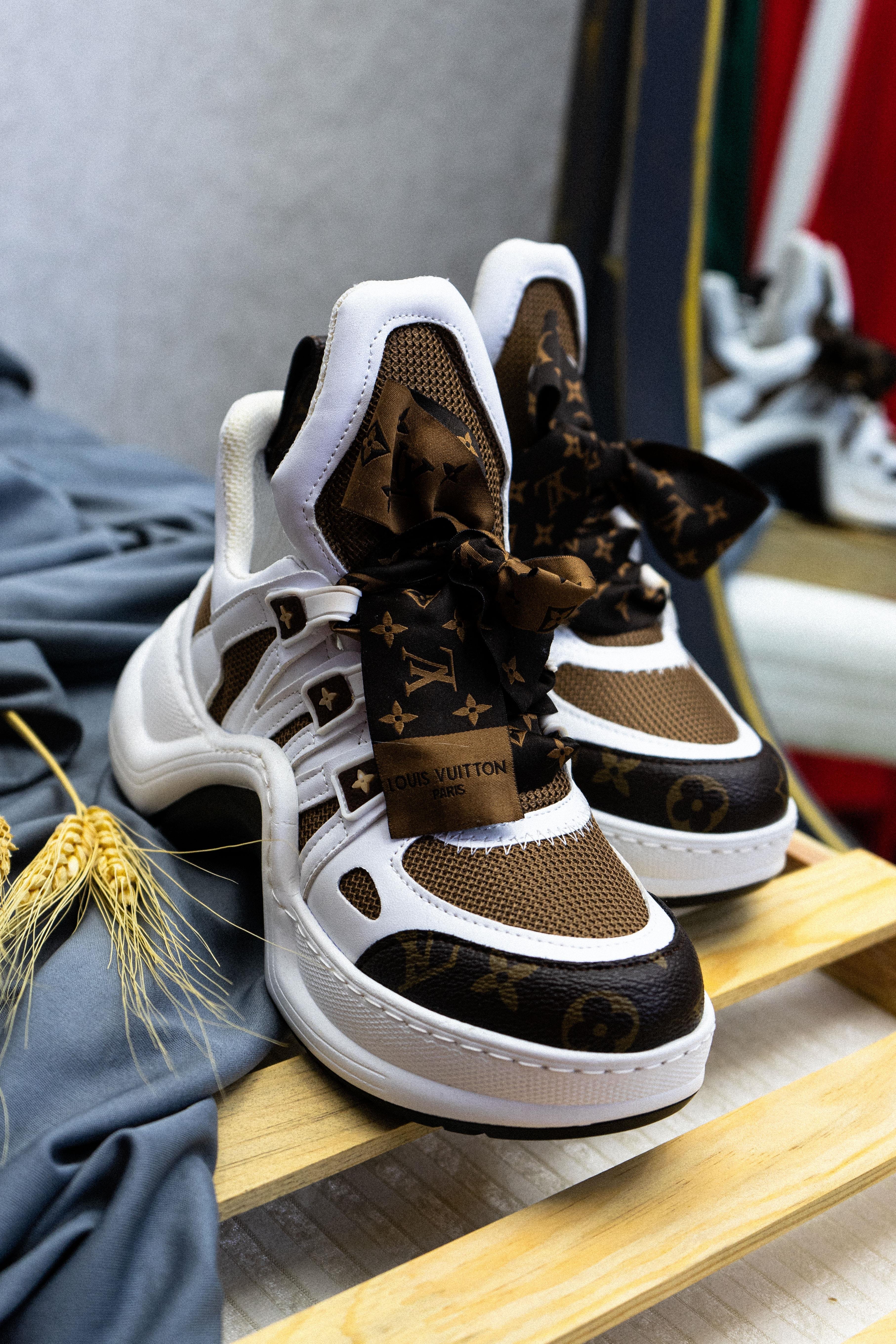 Woli Beyaz Kahve Kadın Spor Ayakkabı - 7 Cm Kalın Topuk, Günlük Rahat Sneaker, Şık ve Konforlu Tasarım