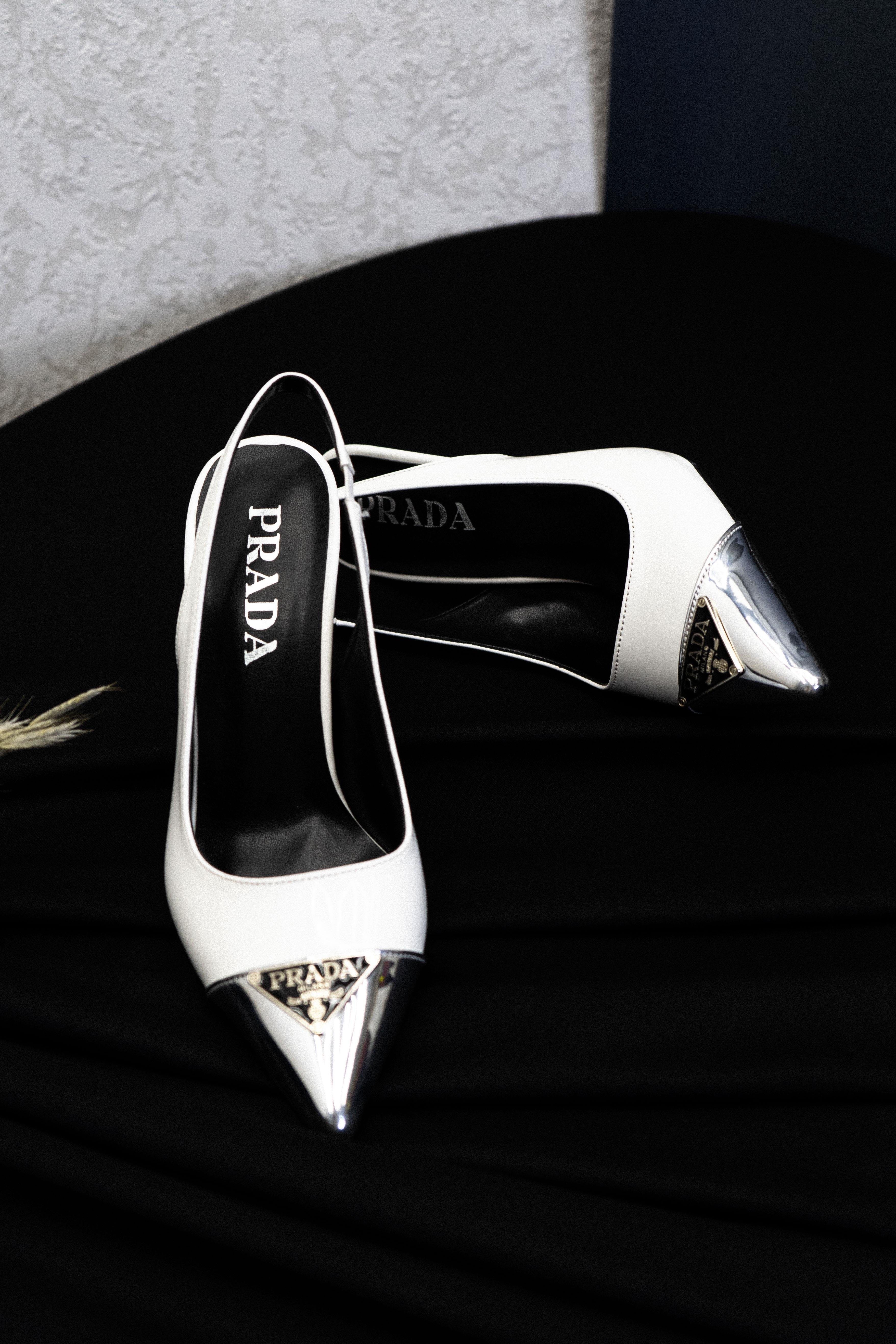 Yeka Beyaz Yanları ve Arkası Açık Gümüş Renk Aksesuar Detaylı Kadın Stiletto