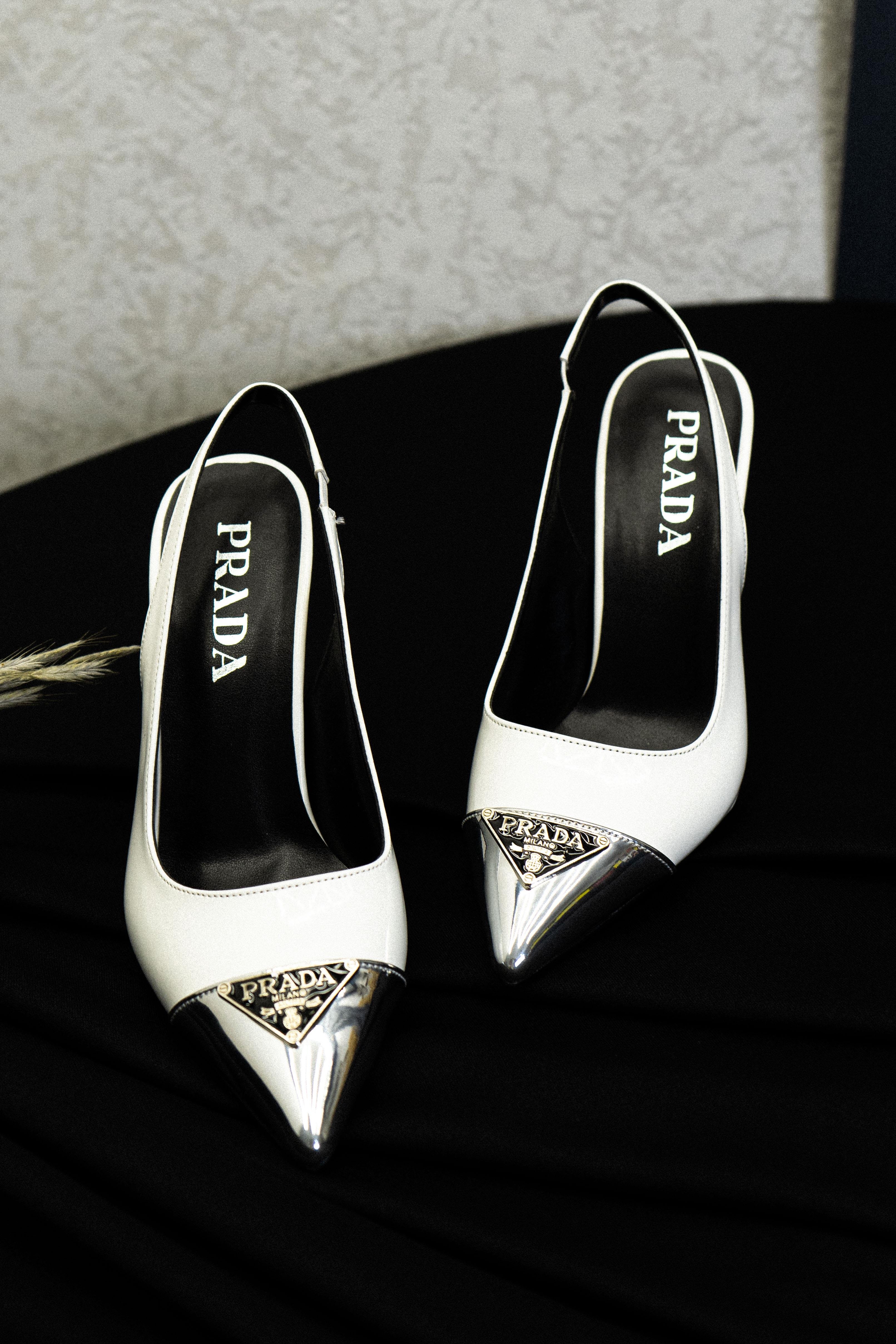 Yeka Beyaz Yanları ve Arkası Açık Gümüş Renk Aksesuar Detaylı Kadın Stiletto