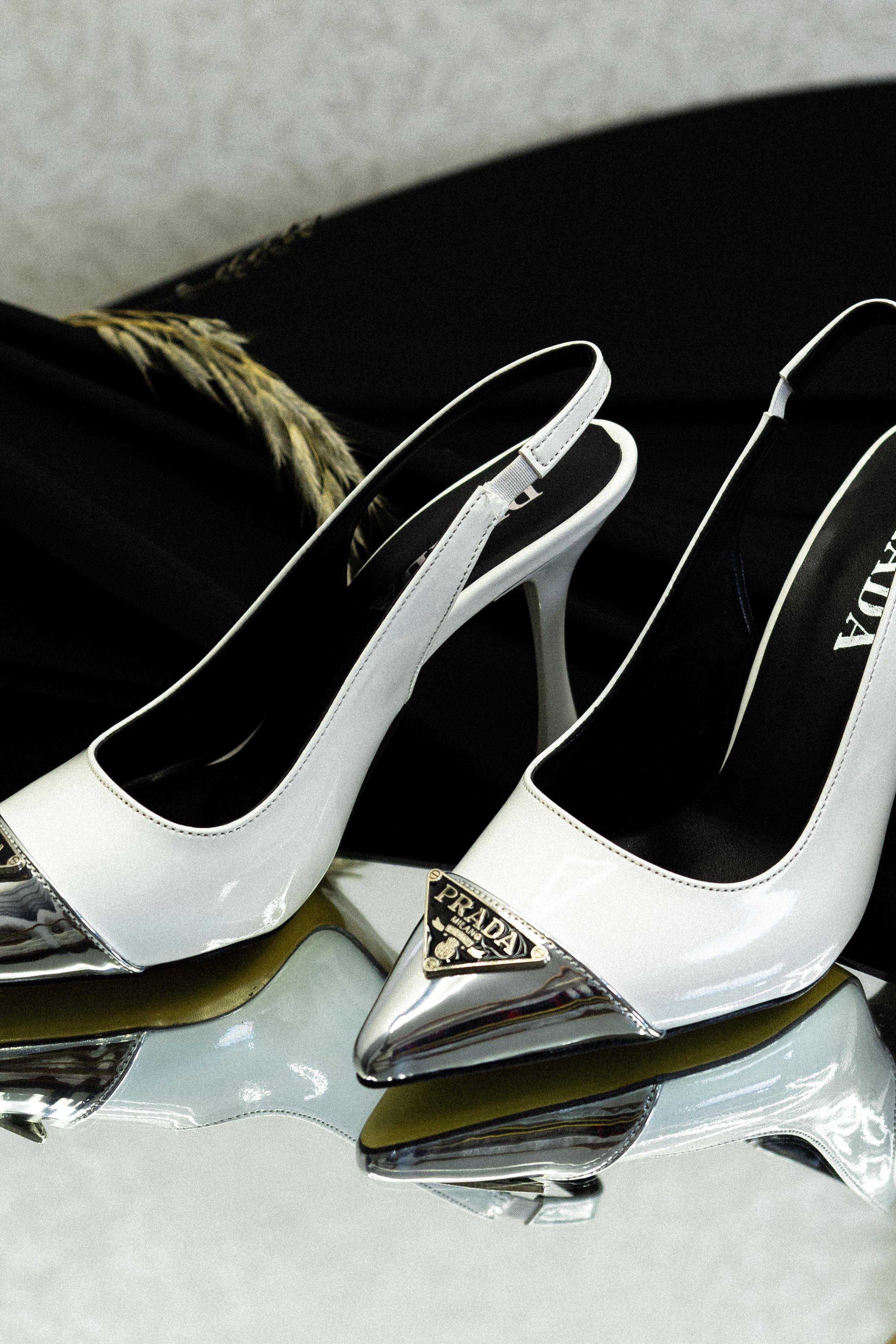 Yeka Beyaz Yanları ve Arkası Açık Gümüş Renk Aksesuar Detaylı Kadın Stiletto