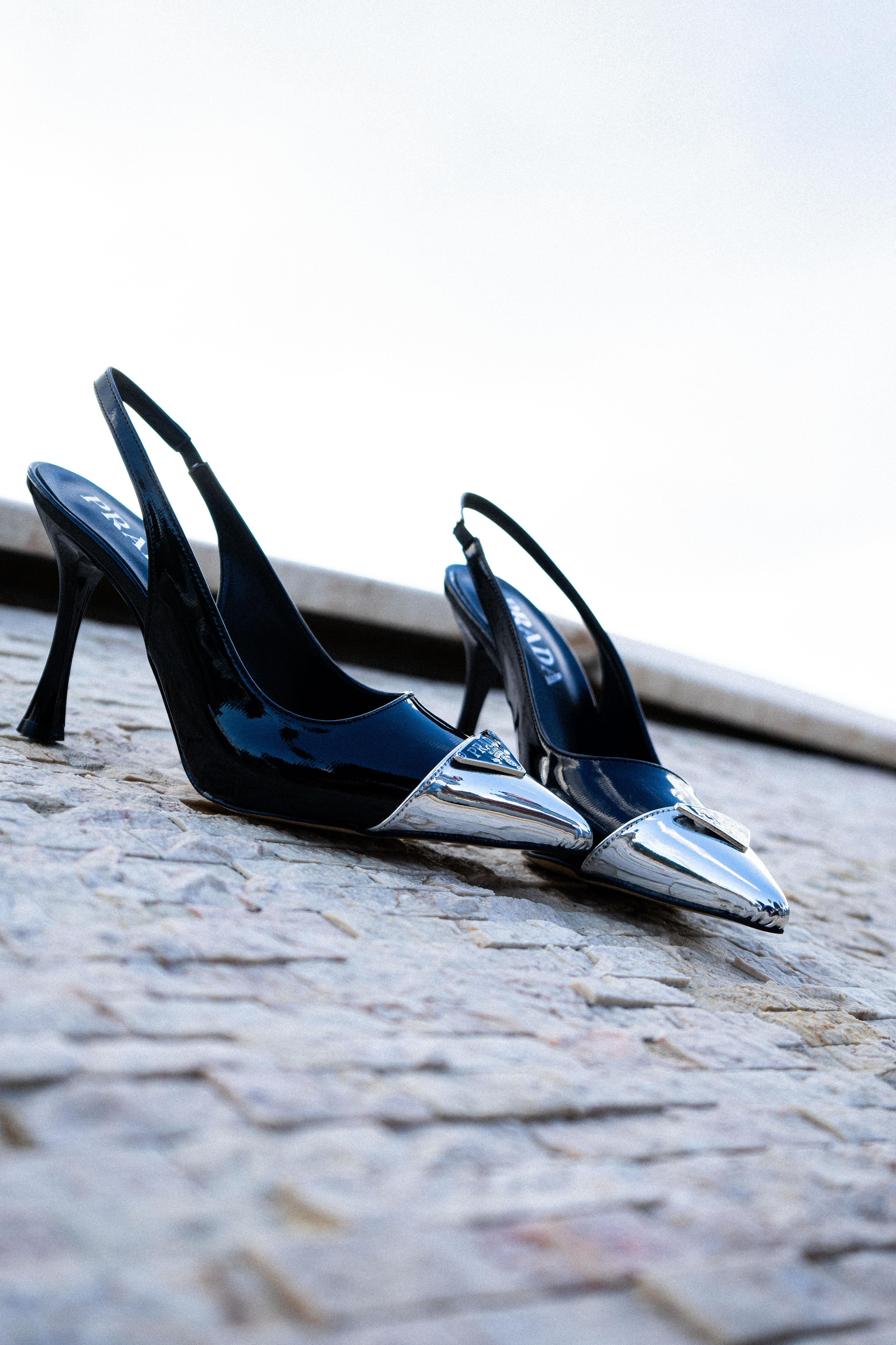 Yeka Siyah Yanları ve Arkası Açık Gümüş Renk Aksesuar Detaylı Kadın Stiletto