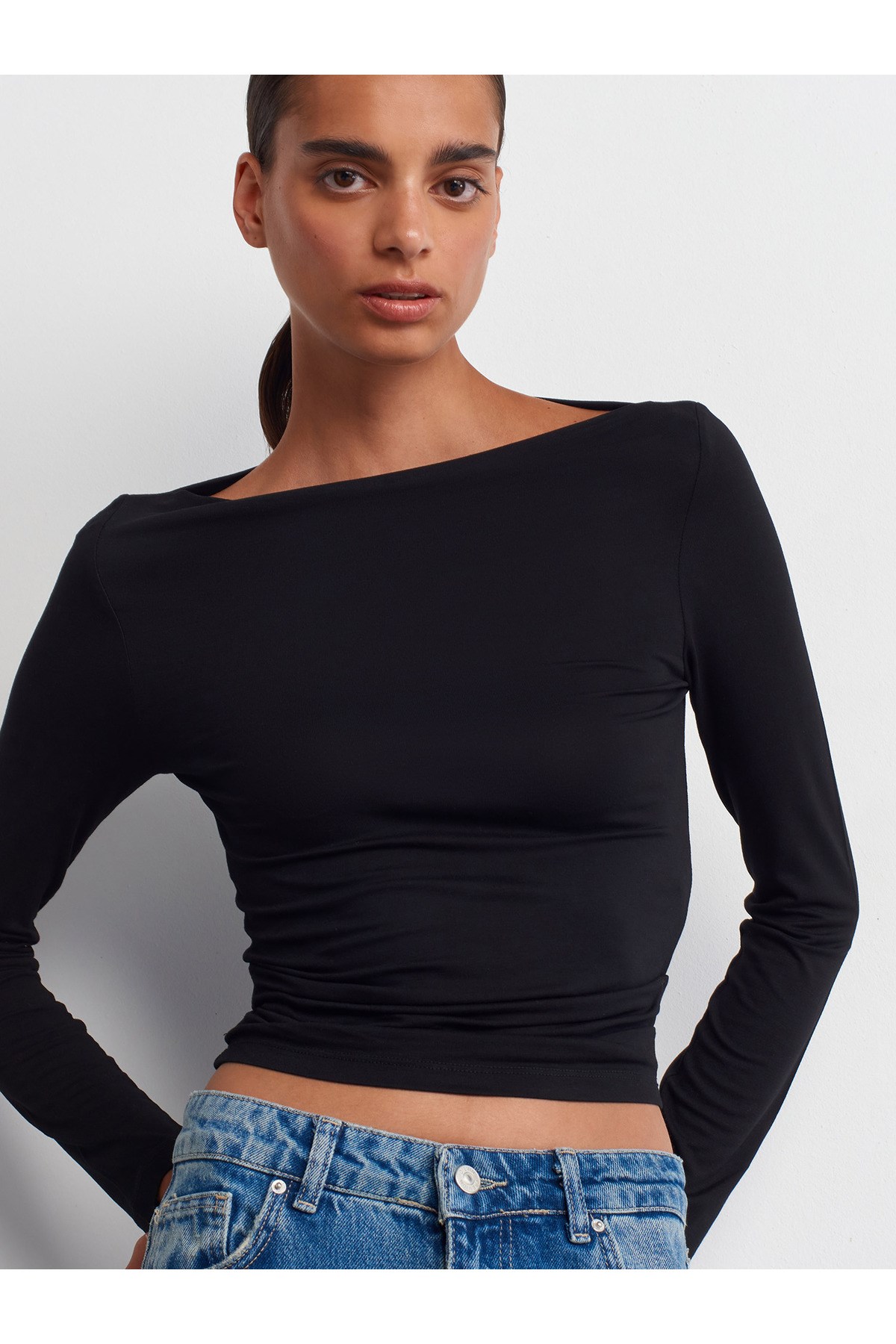 31213 Kayık Yaka Uzun Kollu Top-siyah