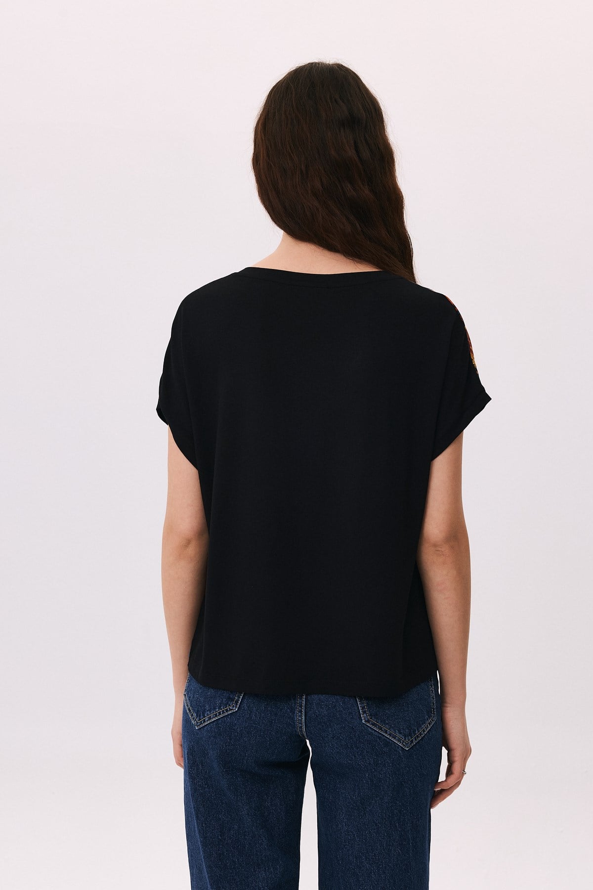  V Yaka Dijital Baskılı Taş Cepli T-Shirt