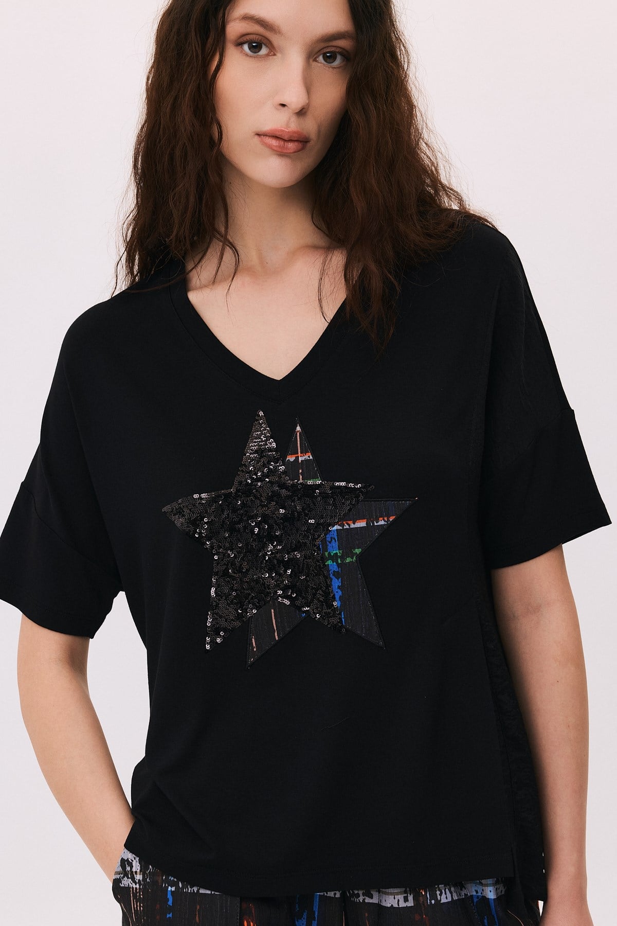  VYaka Yıldız Nakışlı Yırtmaç Detaylı T-Shirt
