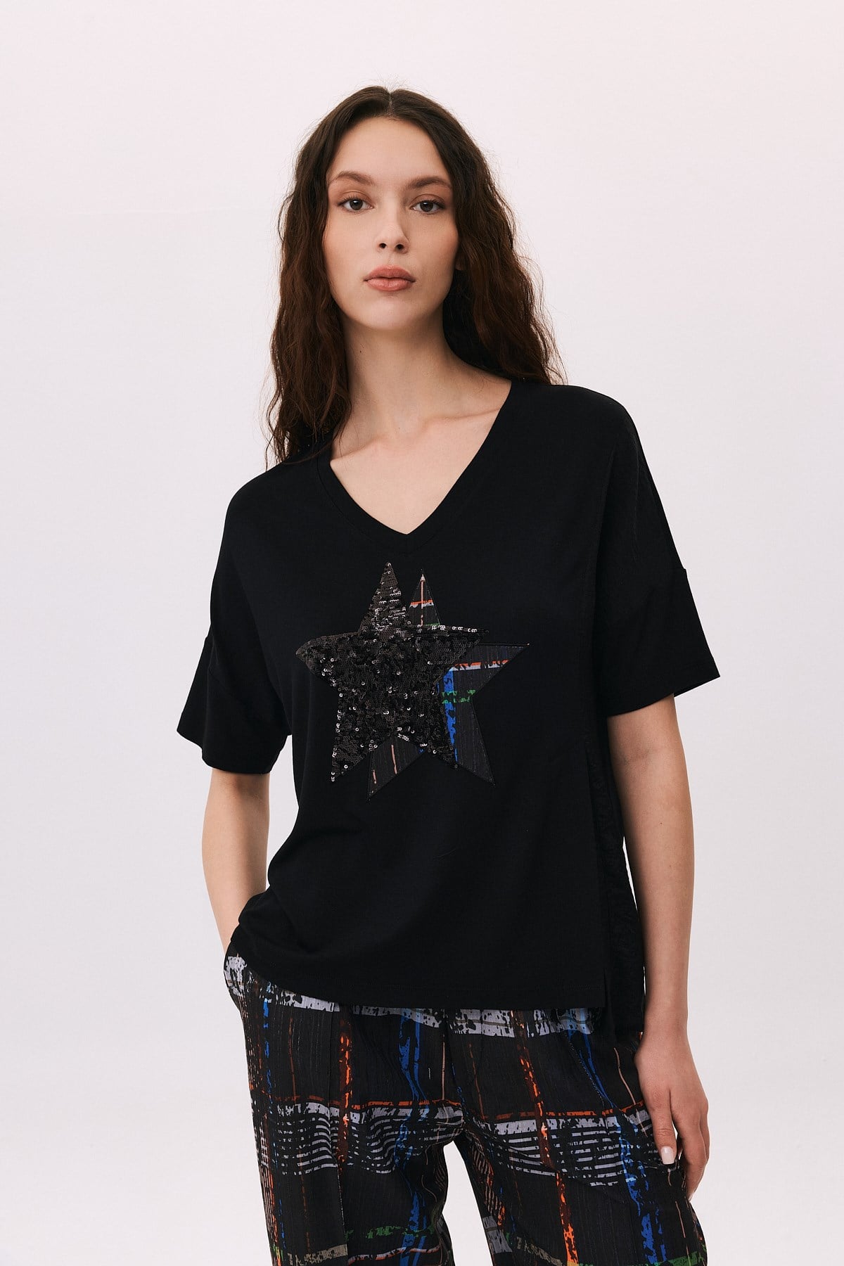  VYaka Yıldız Nakışlı Yırtmaç Detaylı T-Shirt