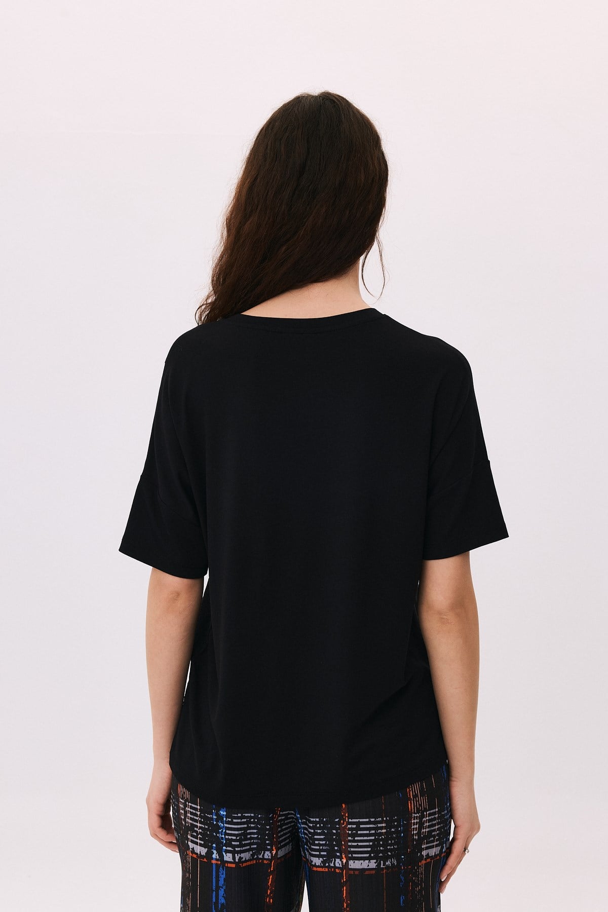  VYaka Yıldız Nakışlı Yırtmaç Detaylı T-Shirt