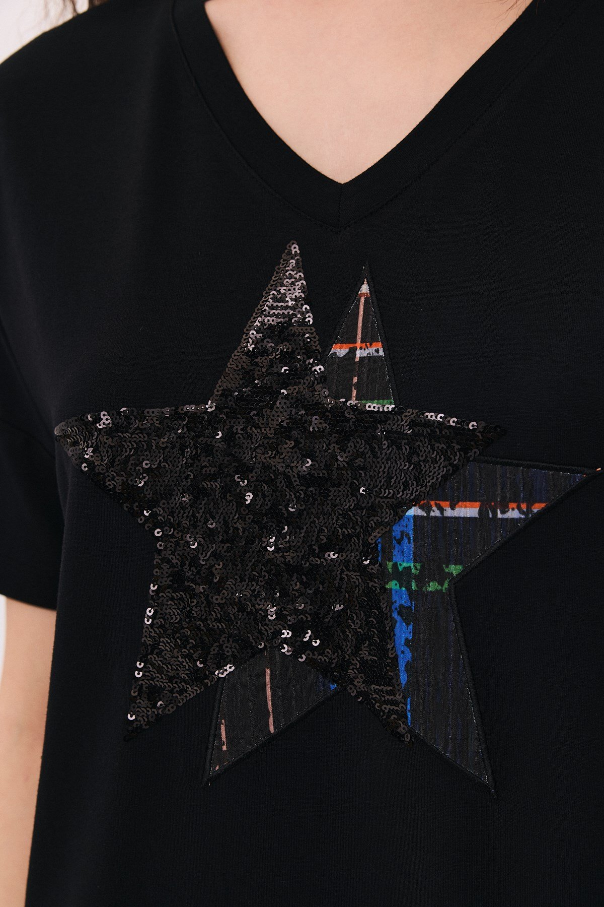  VYaka Yıldız Nakışlı Yırtmaç Detaylı T-Shirt