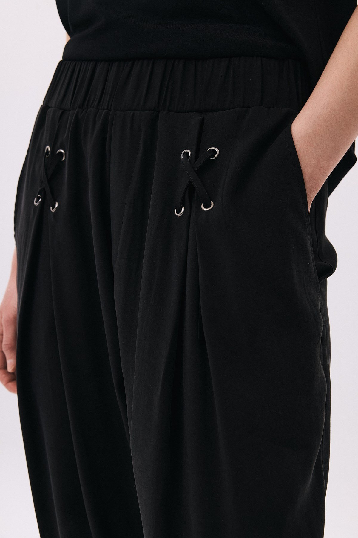 Beli Lastikli Kuşgözü Detaylı Pantolon