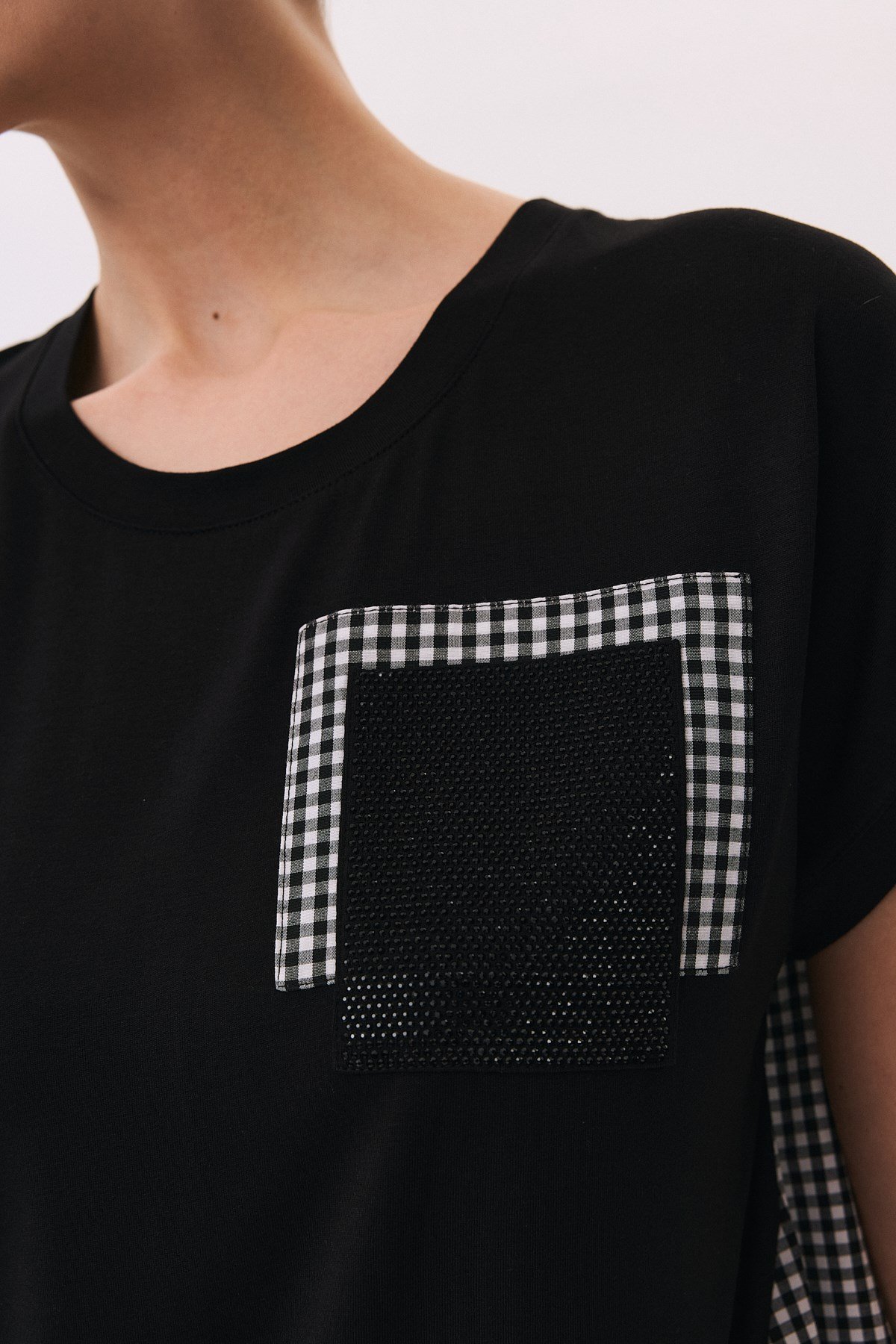 Dama Garnili Taş Cepli T-Shirt