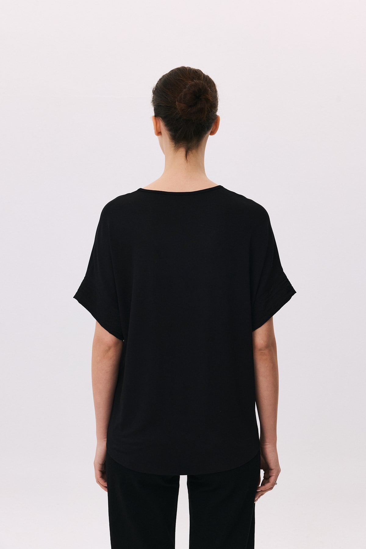 Drin V Yaka Parlak Kupra Garnili Nakışlı T-Shirt