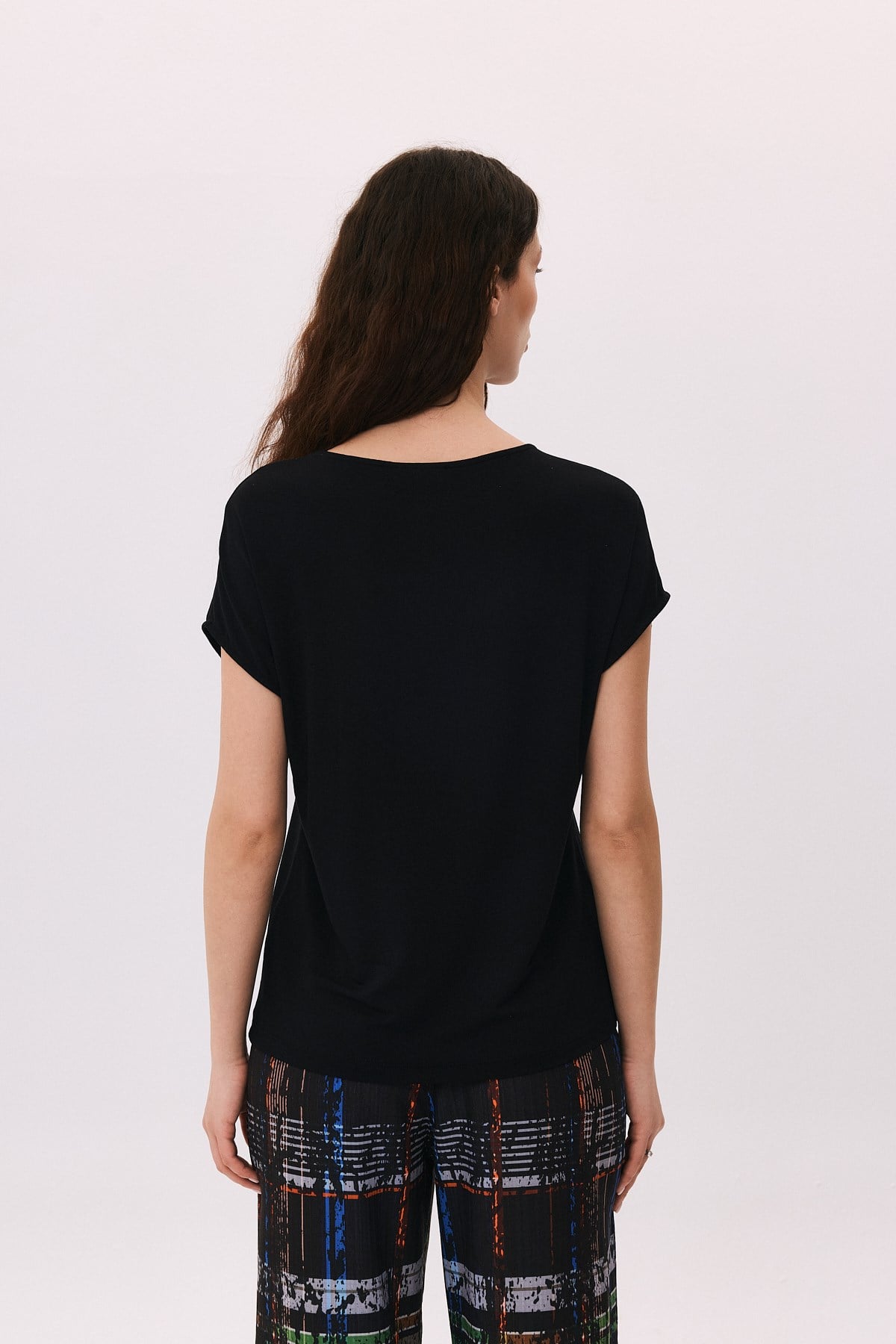 Geniş Yaka Yırtmaç Detaylı Taş Cepli T-Shirt