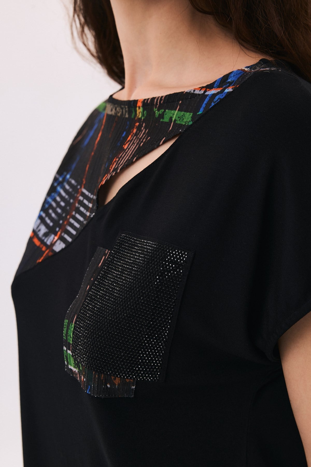 Geniş Yaka Yırtmaç Detaylı Taş Cepli T-Shirt