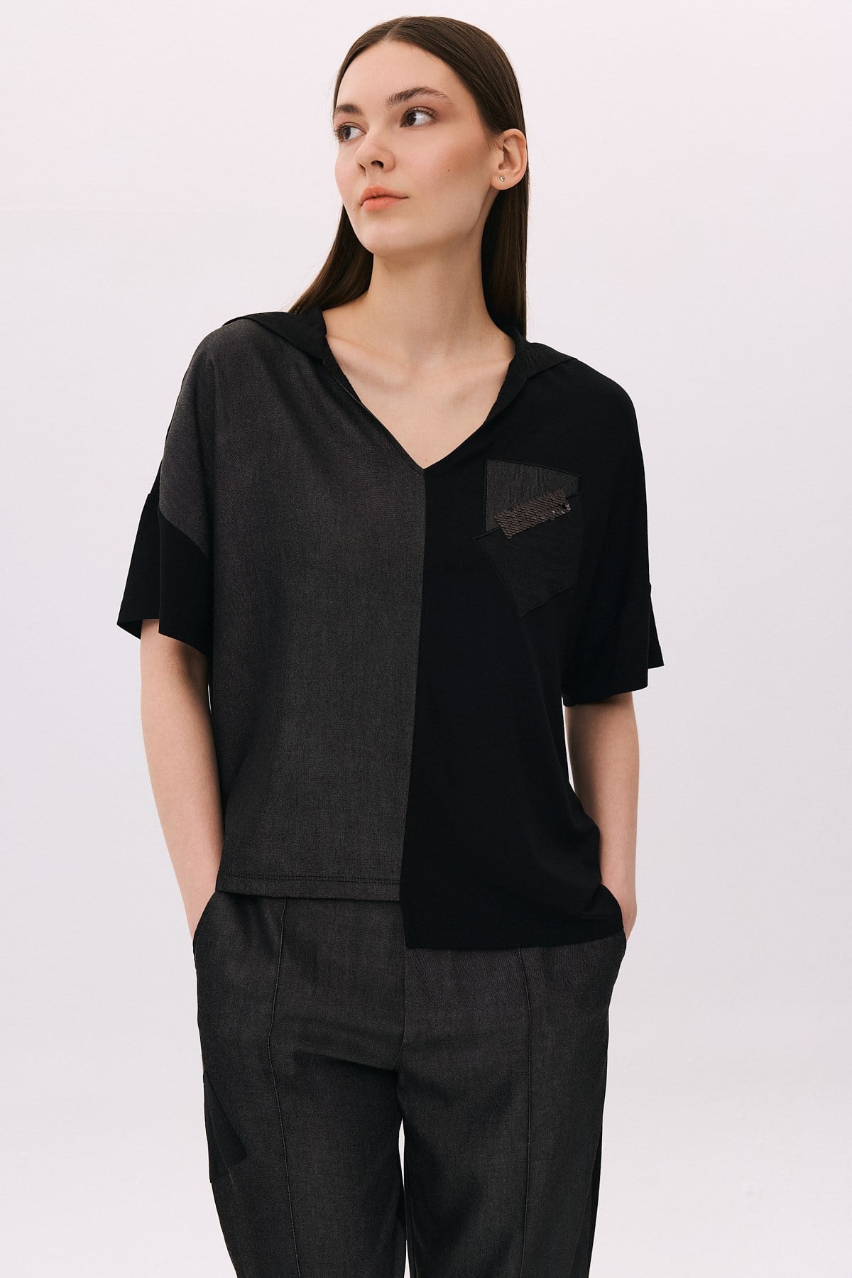 Kapüşonlu Kısa Kollu Tensel Garnili Nakışlı T-Shirt