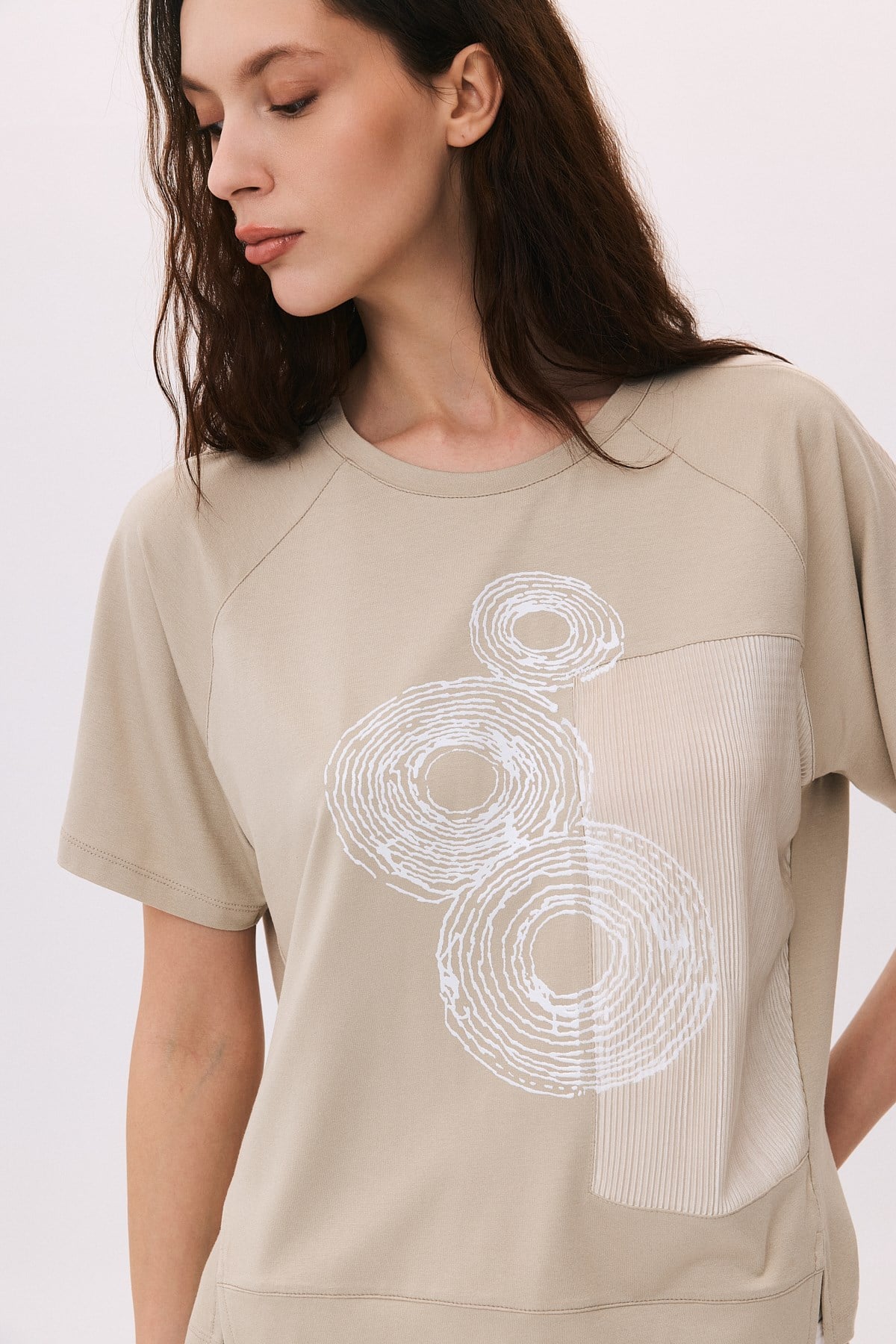 O Yaaka Baskılı Piliseli Kumaş Garnili T-Shirt