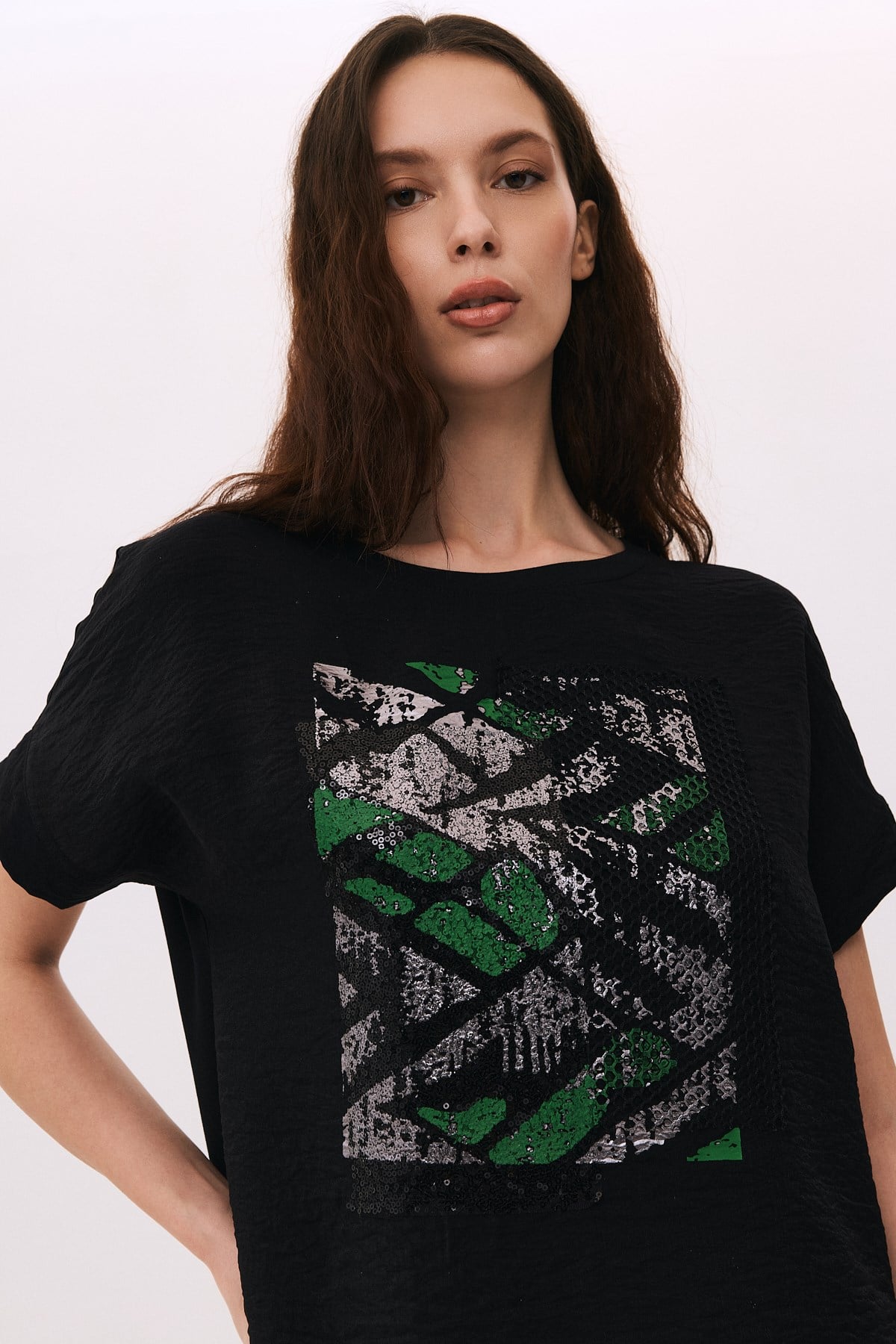 O Yaka Baskılı File Detaylı T-Shirt