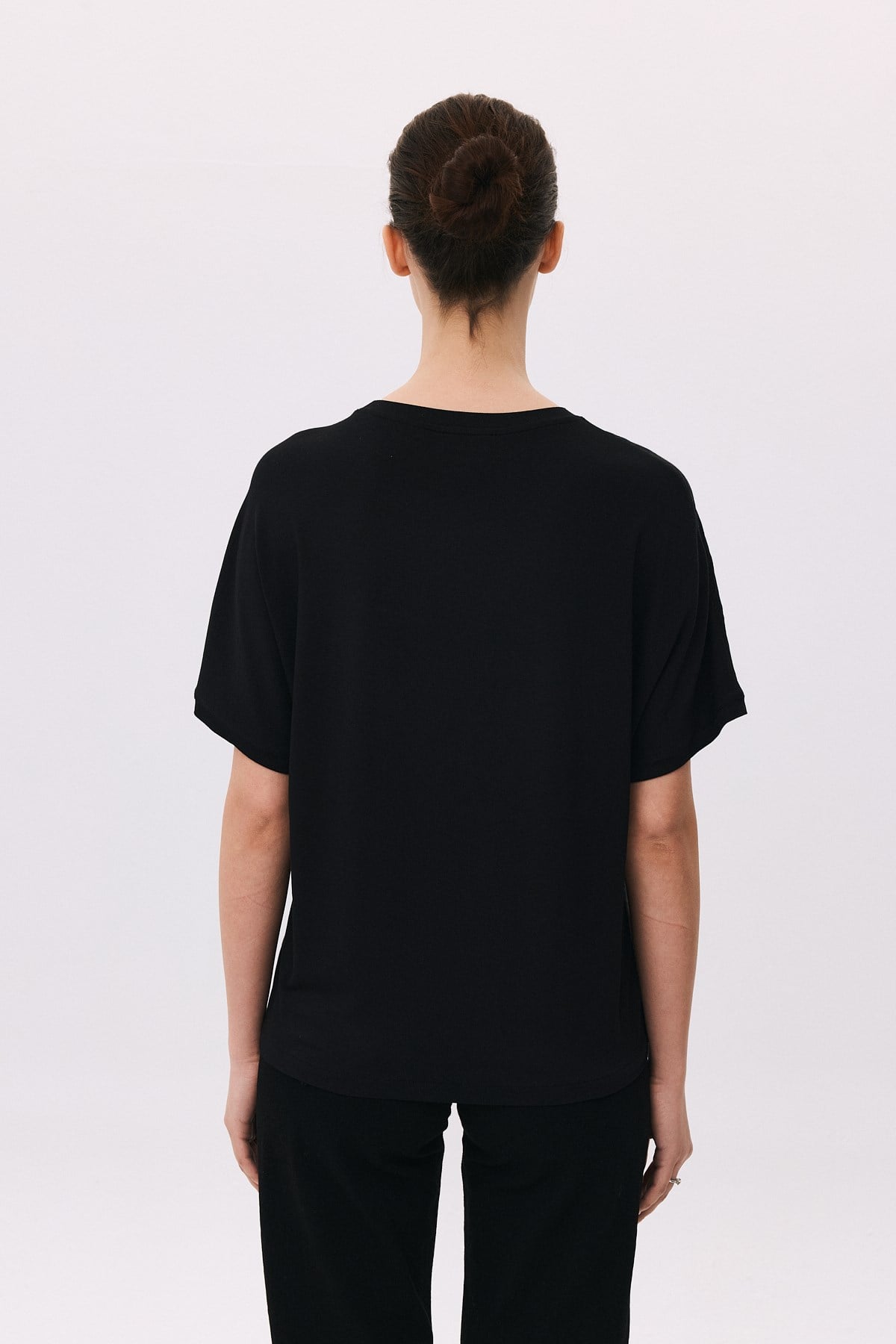O Yaka Önü Çiçek Baskılı Zincirli T-Shirt