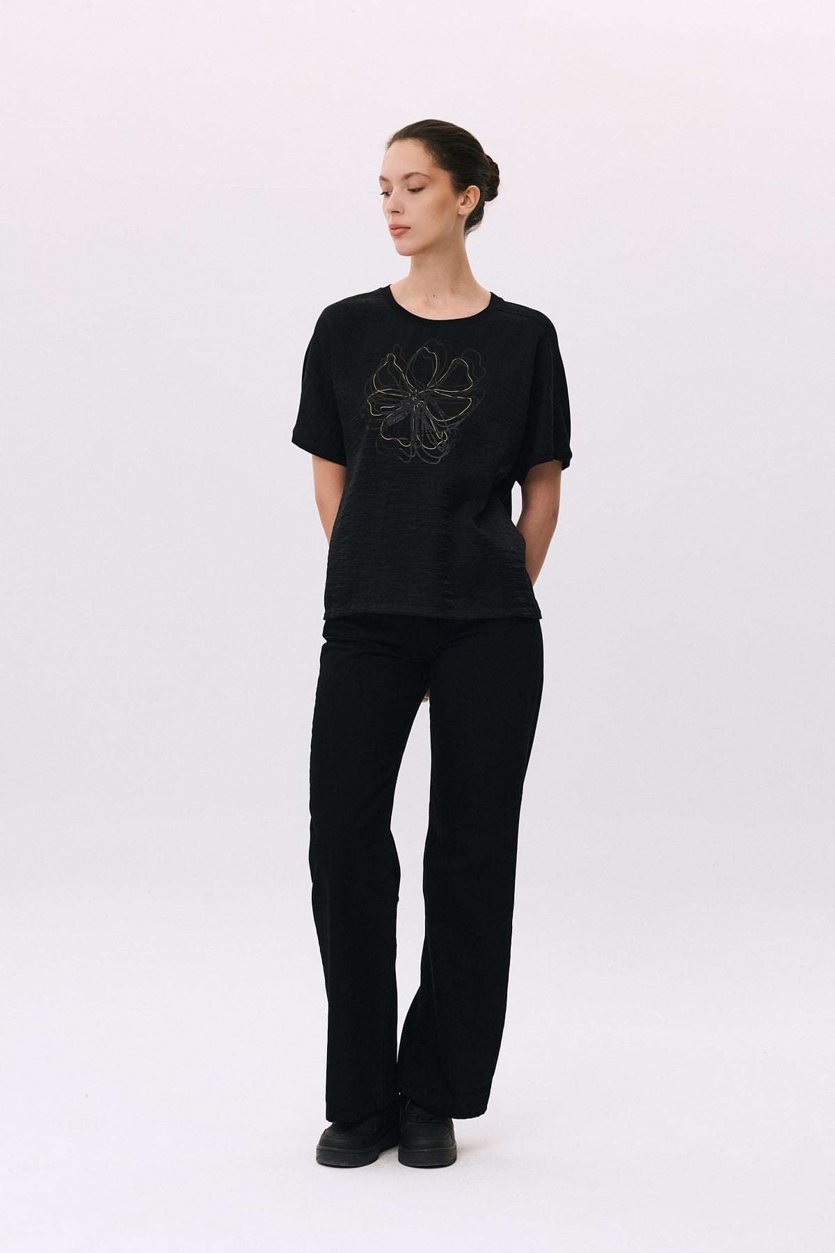 O Yaka Önü Çiçek Baskılı Zincirli T-Shirt