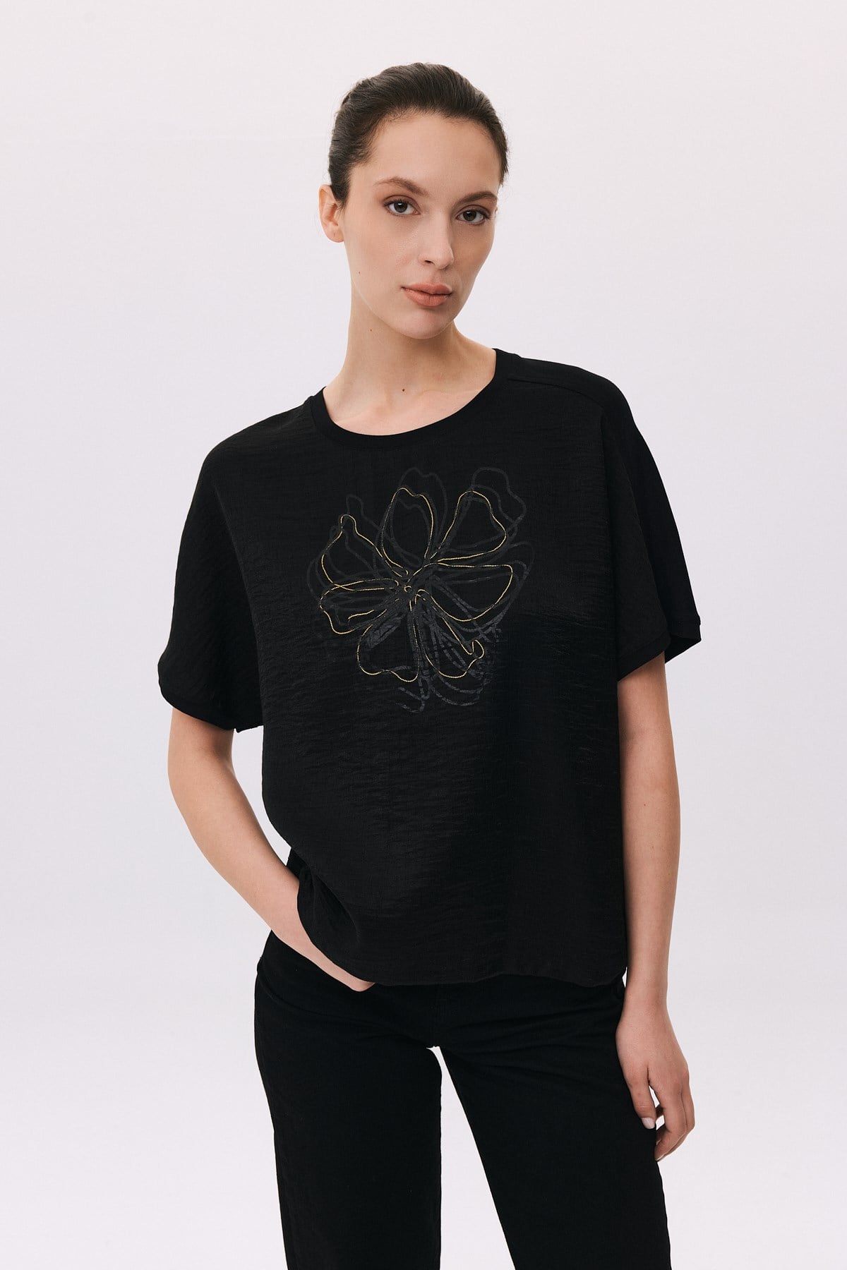 O Yaka Önü Çiçek Baskılı Zincirli T-Shirt