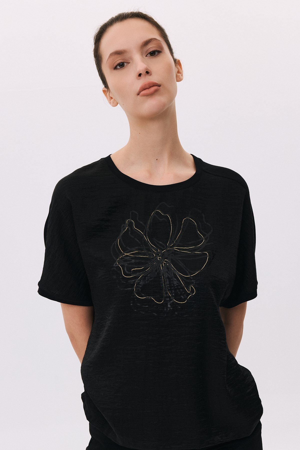 O Yaka Önü Çiçek Baskılı Zincirli T-Shirt