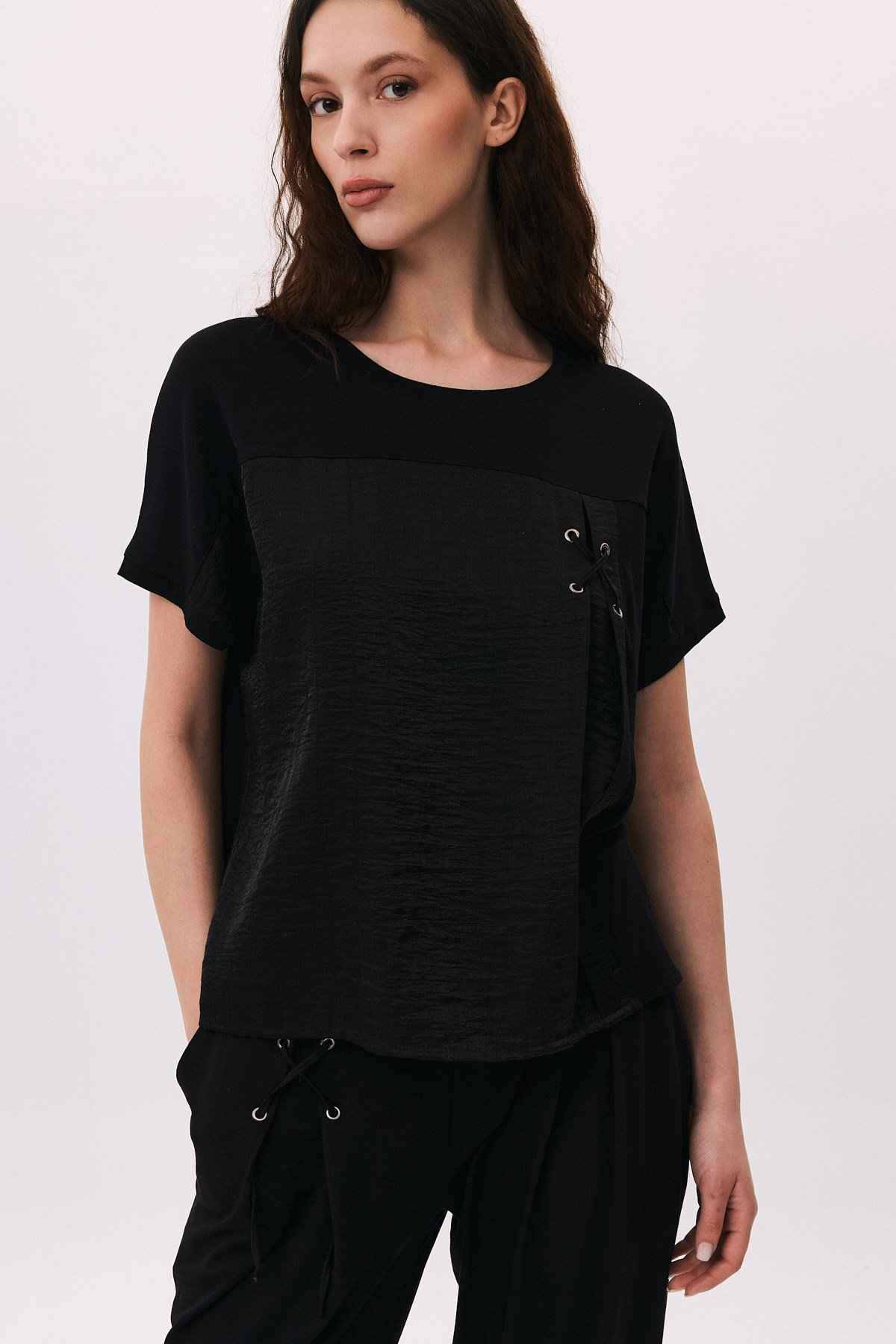 O Yaka Parlak Kupra Sol Tarafı Kuşgözlü T-Shirt