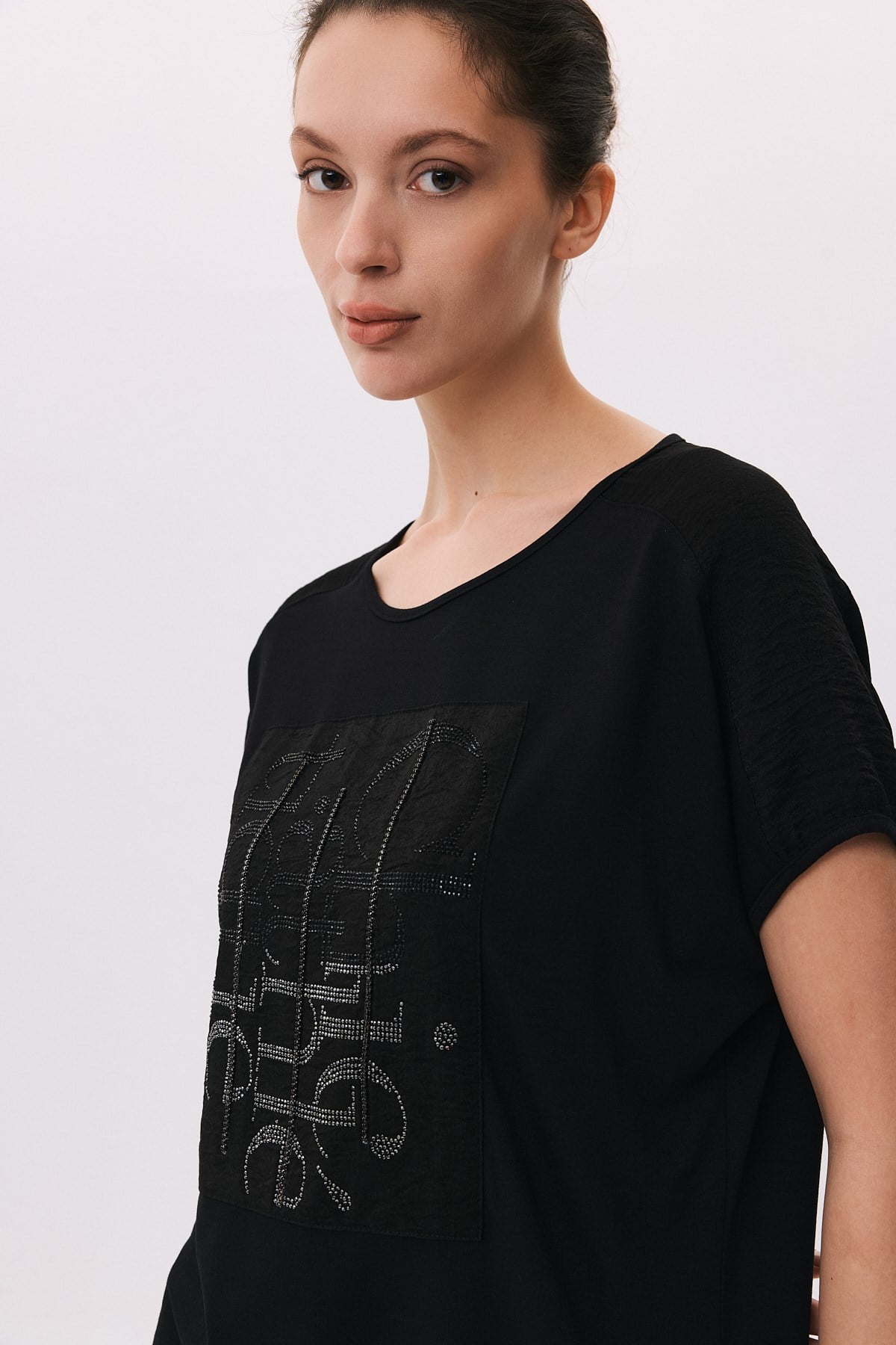 O Yaka Şerit Boncuk Detaylı Taş Peçli T-Shirt