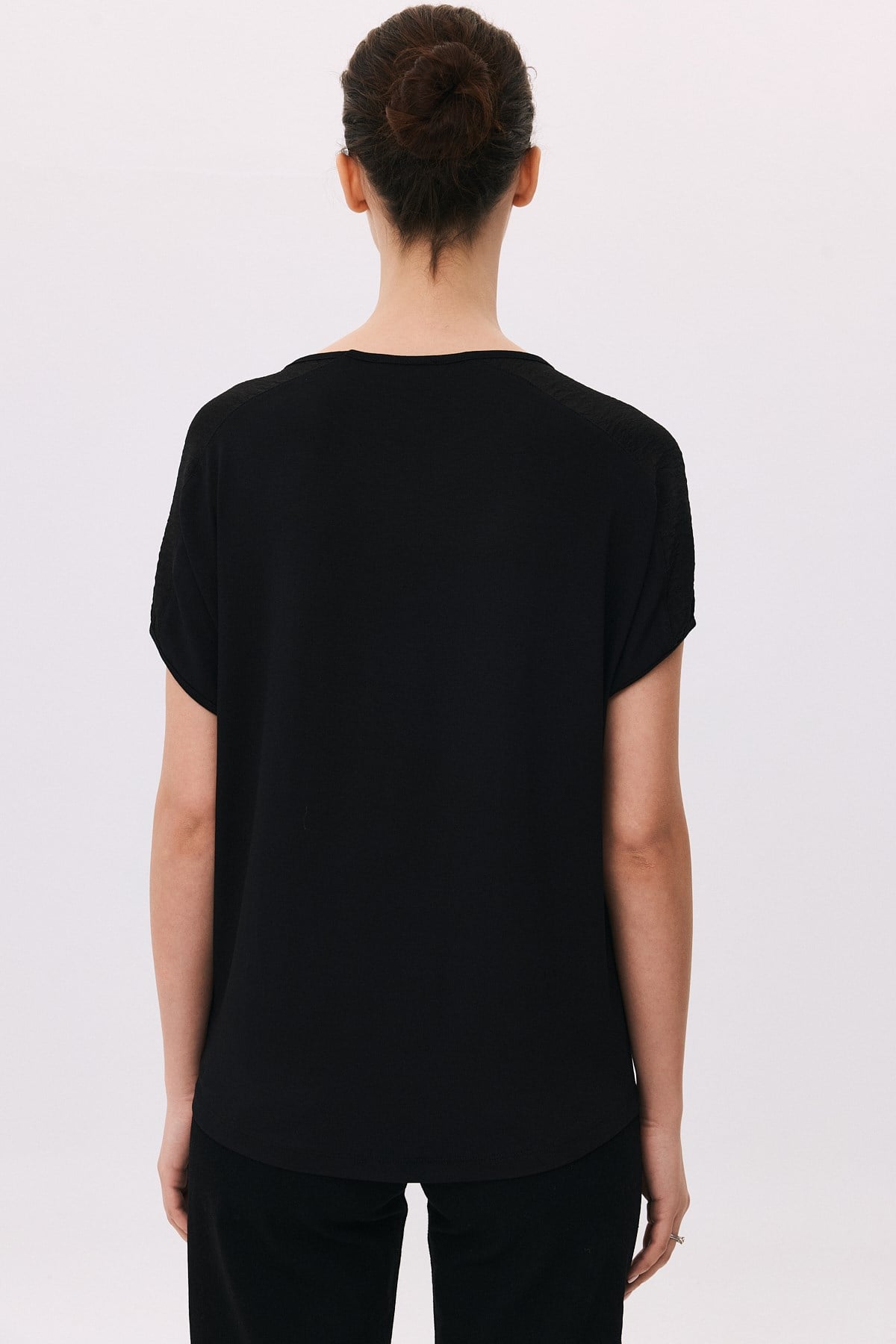 O Yaka Şerit Boncuk Detaylı Taş Peçli T-Shirt